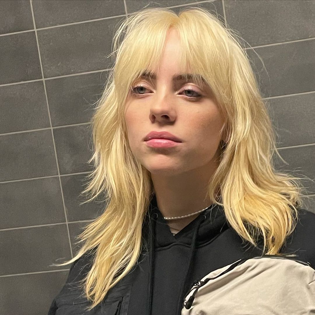 La rubia Billie Eilish lució un cárdigan con una gargantilla de perlas, aparentemente entrando en una nueva era de estilo Billie