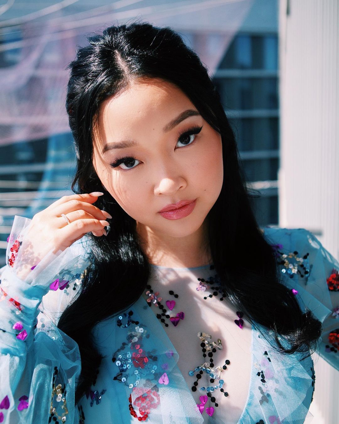 Lana Condor se inspira en Lara Jean para su look de los Globos de Oro 2021