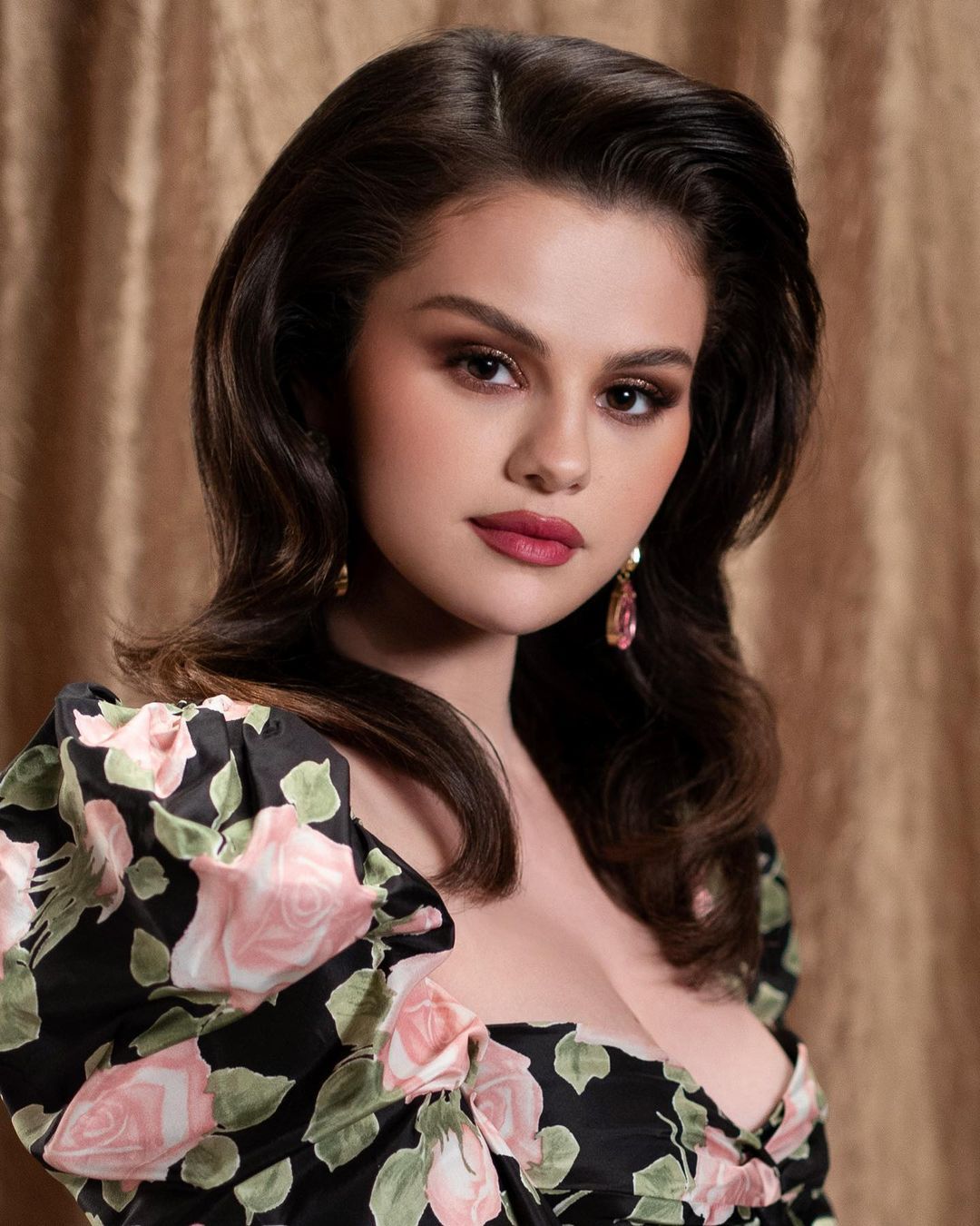 Selena Gomez llevó sus pendientes favoritos de Roxanne Assoulin en el nuevo vídeo musical de "Selfish Love"