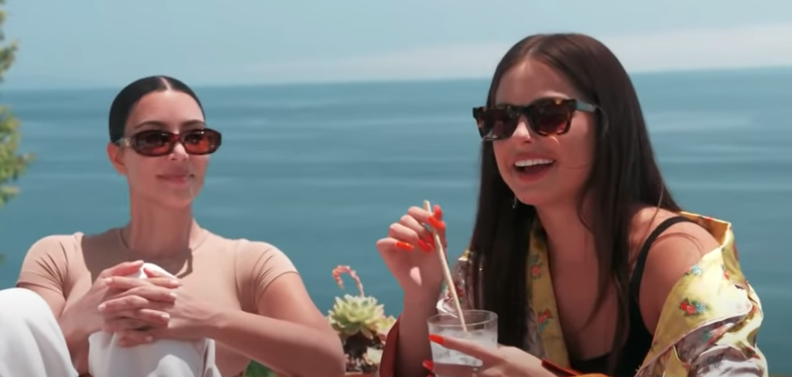 Las Kardashian interrogan a Addison Rae sobre su amistad con Kourtney en un clip de