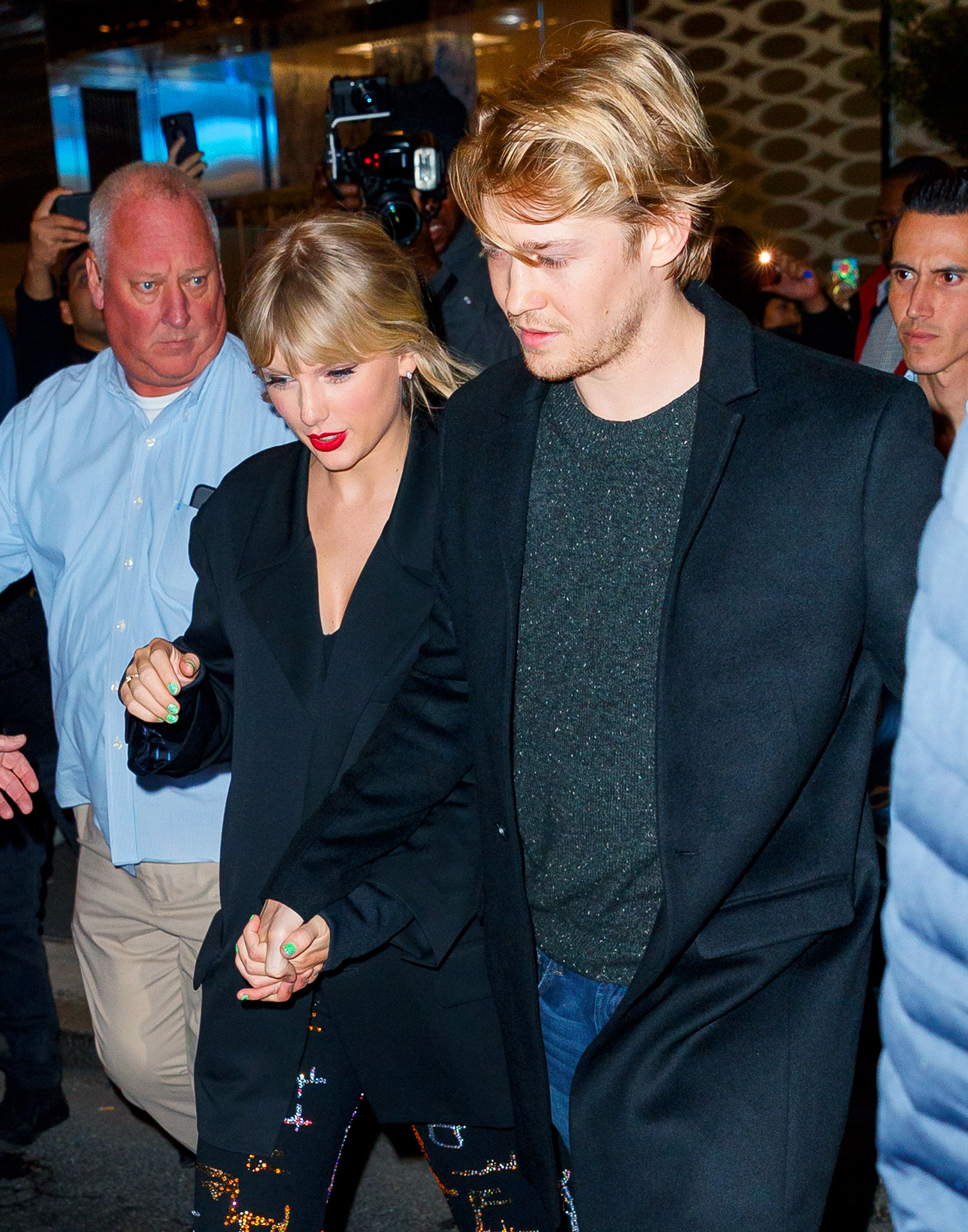 Los fans de Taylor Swift notaron que Joe Alwyn ganó retroactivamente un premio Grammy por "Folklore"