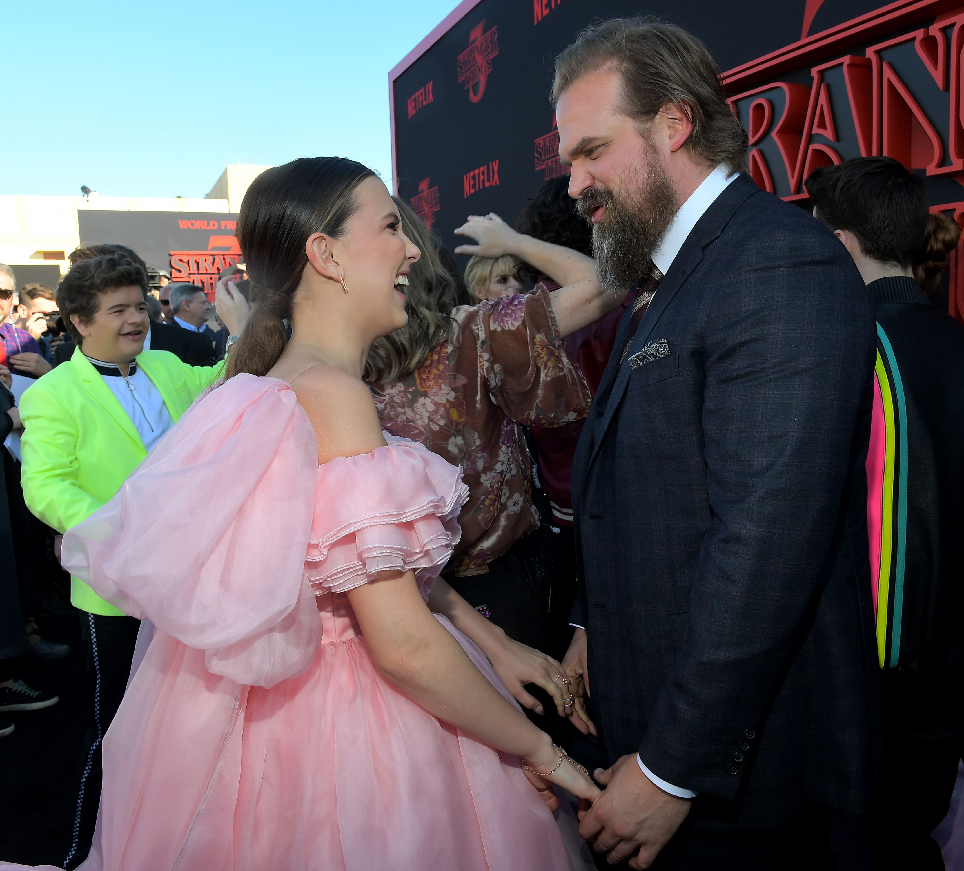 Millie Bobby Brown le dice a David Harbour que se baje de Instagram Live porque casi estropea "Stranger Things"