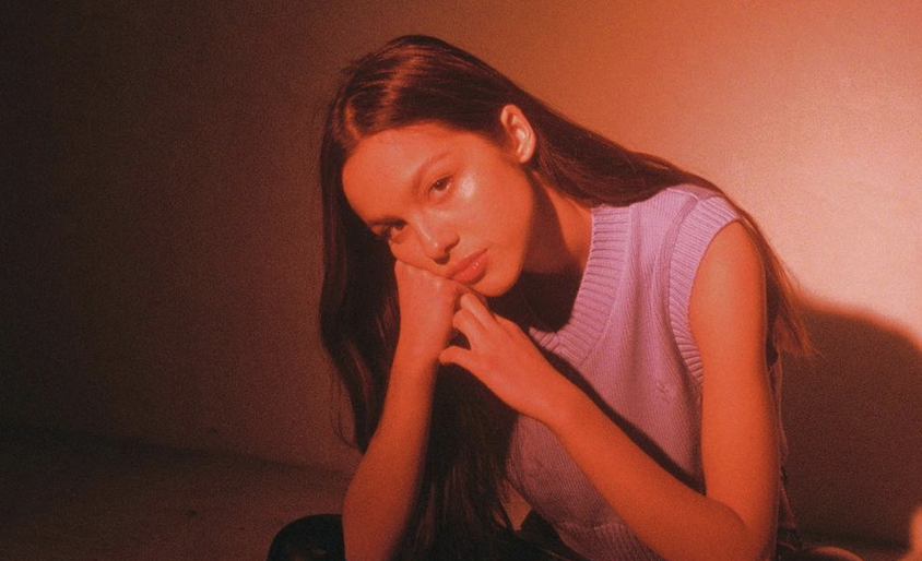 Olivia Rodrigo revela la lista de canciones y el arte de la portada de su álbum debut 'Sour'