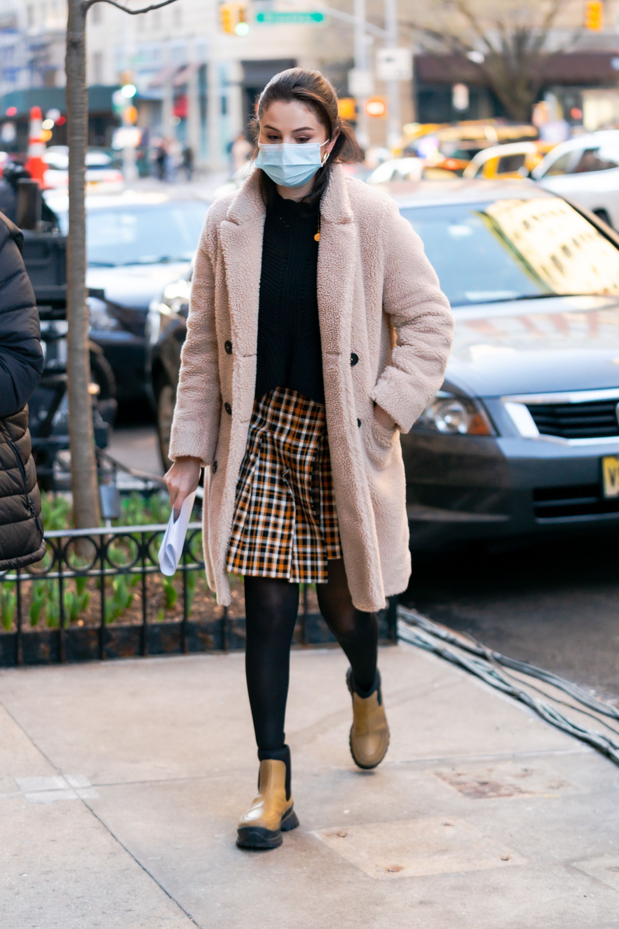 Selena Gomez canalizó su preparación interior con una gran falda de cuadros, un suéter negro y un abrigo de peluche en Nueva York