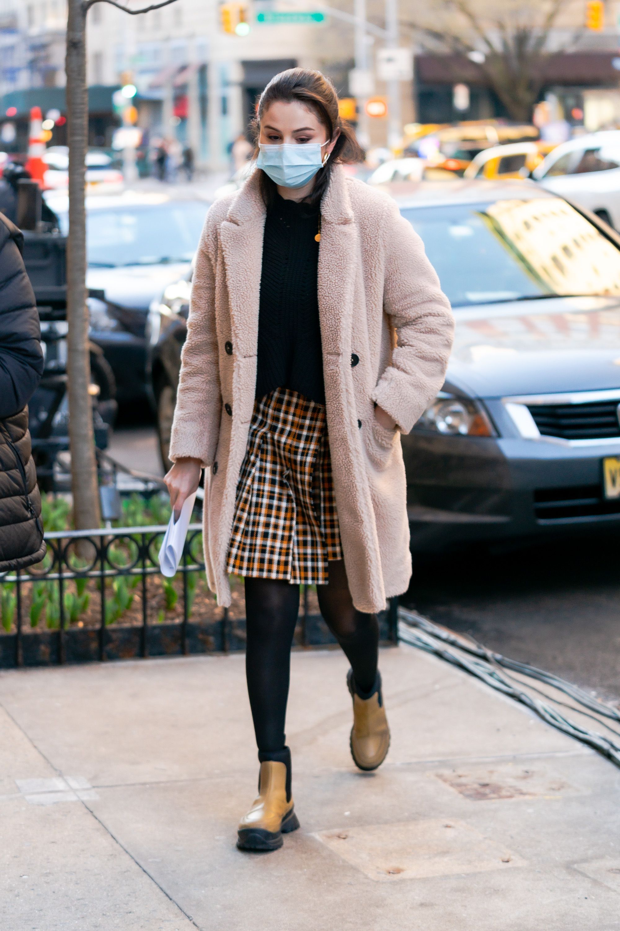 Selena Gomez canalizó su preparación interior con una gran falda de cuadros, un suéter negro y un abrigo de peluche en Nueva York