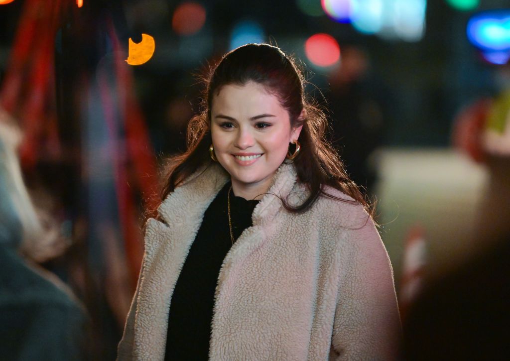 Selena Gomez canalizó su preparación interior con una gran falda de cuadros, un suéter negro y un abrigo de peluche en Nueva York