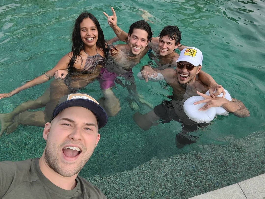 El elenco de "13 Reasons Why" tuvo la mini-reunión definitiva junto a la piscina un año después de su finalización