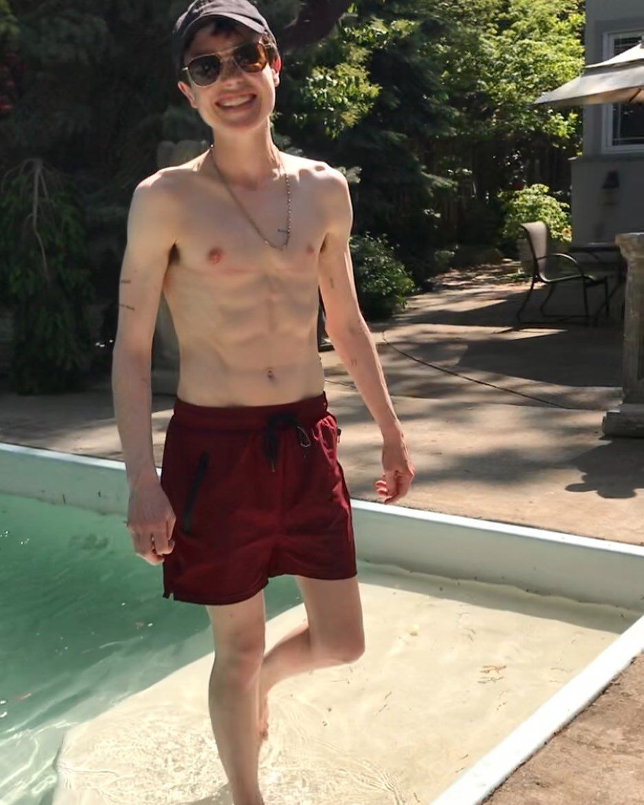 Elliot Page arranca el verano mostrando sus abdominales en las fotos del primer bañador de Trans BB