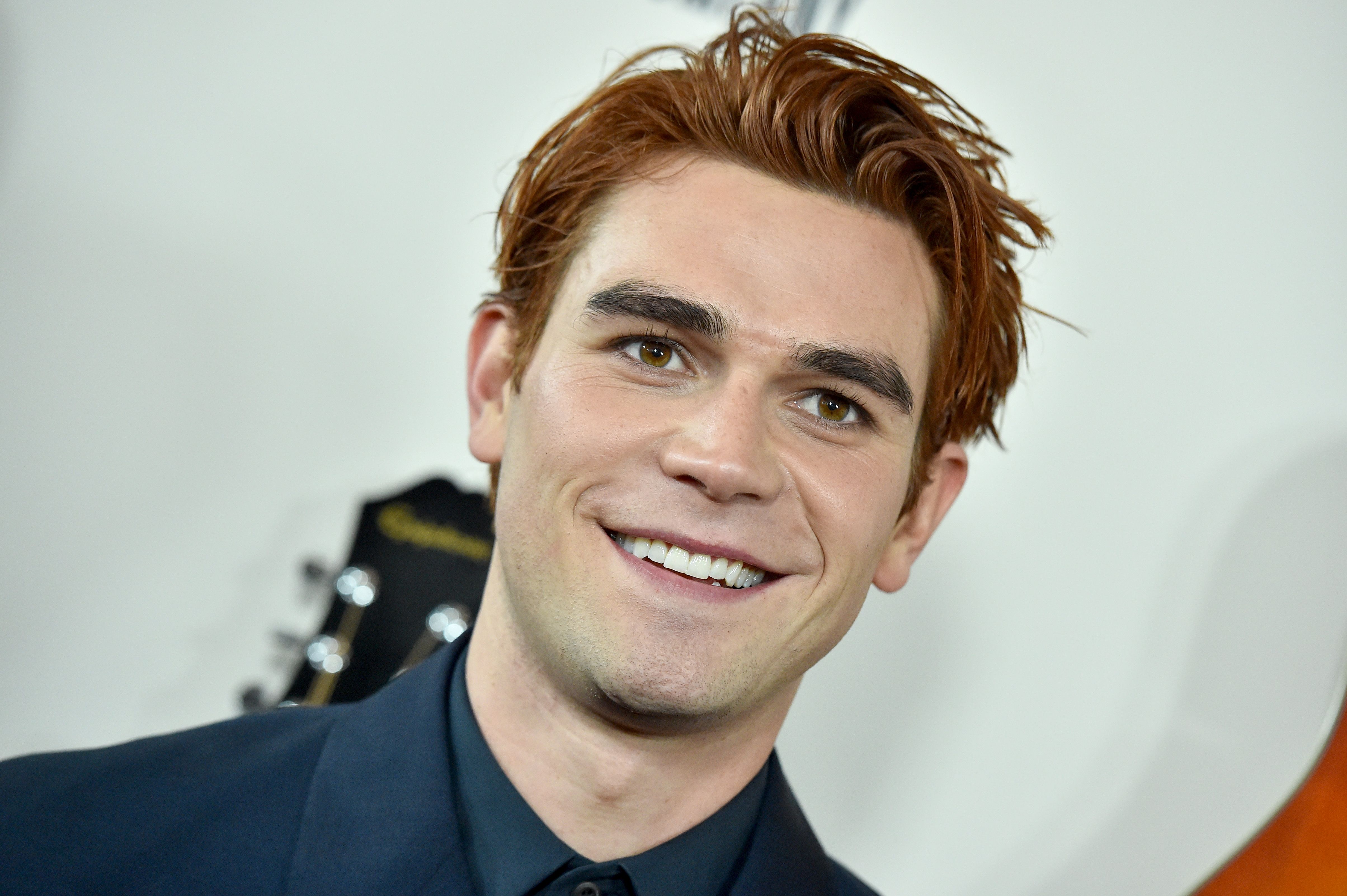 KJ Apa y su novia Clara Berry esperan su primer hijo juntos