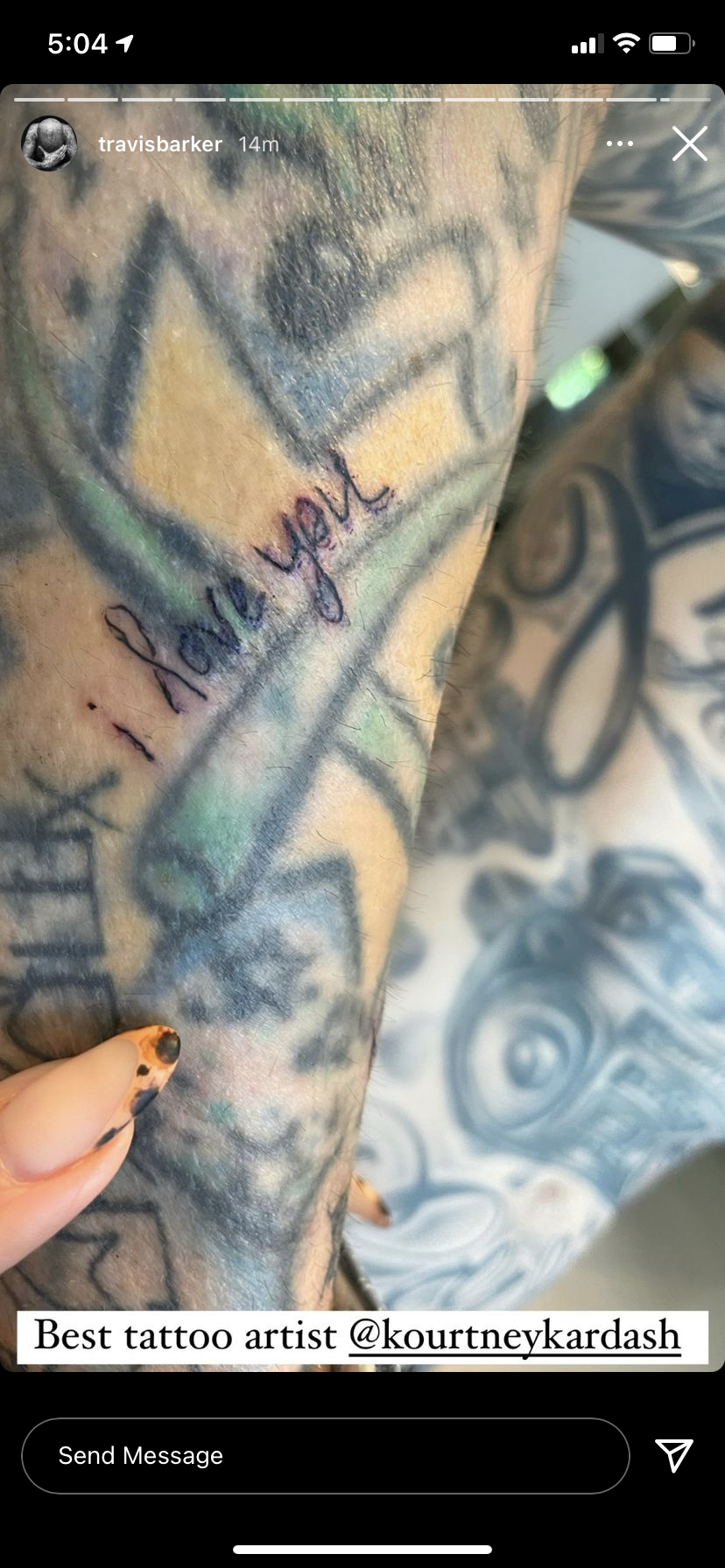 Kourtney Kardashian se tatúa "I Love You" en el brazo de Travis Barker