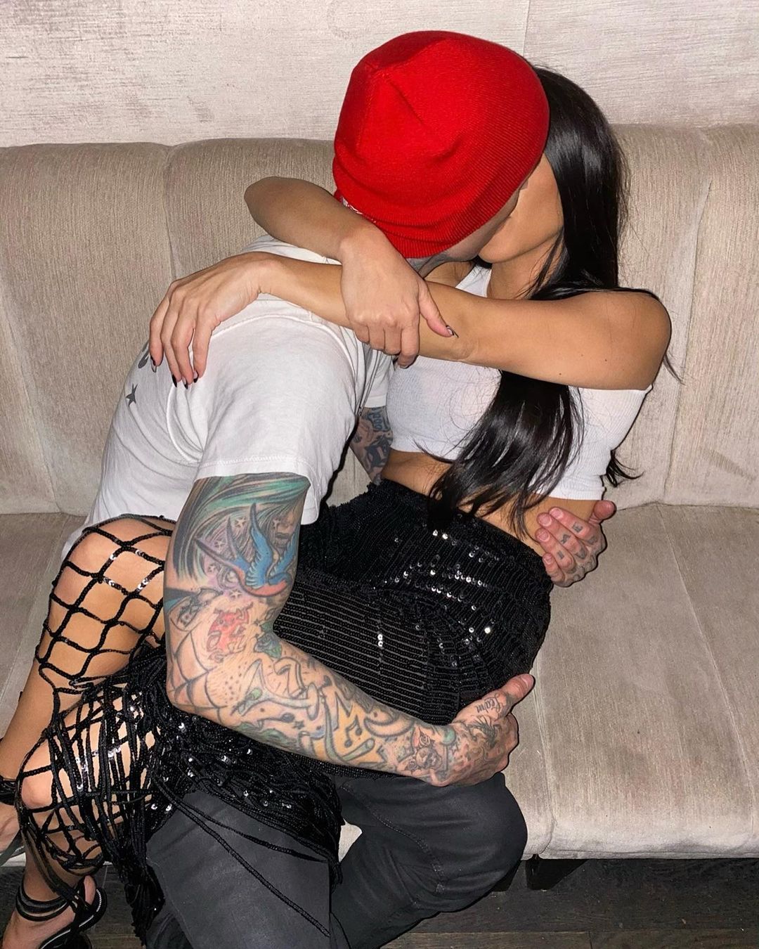 Kourtney Kardashian se tatúa "I Love You" en el brazo de Travis Barker