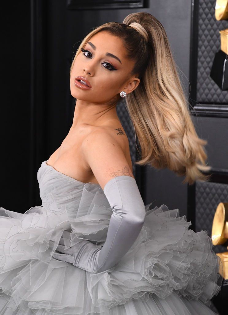 Los fans se dieron cuenta de que un montón de tatuajes de Ariana Grande en el brazo han desaparecido