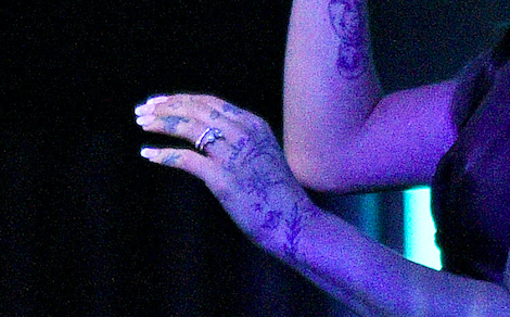 Los fans se dieron cuenta de que un montón de tatuajes de Ariana Grande en el brazo han desaparecido