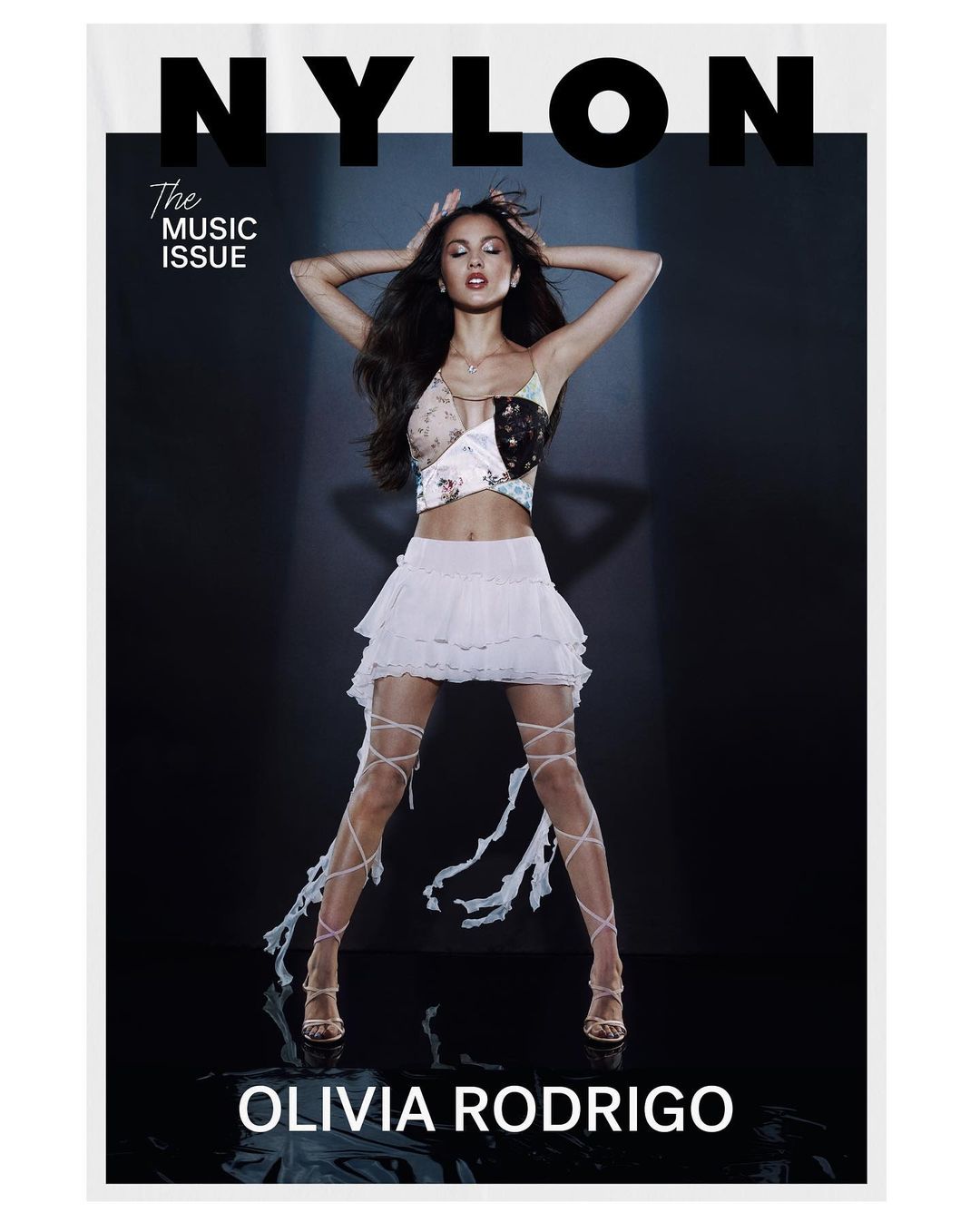 Olivia Rodrigo vestida como una estrella del pop de principios de los 2000 en la portada de NYLON