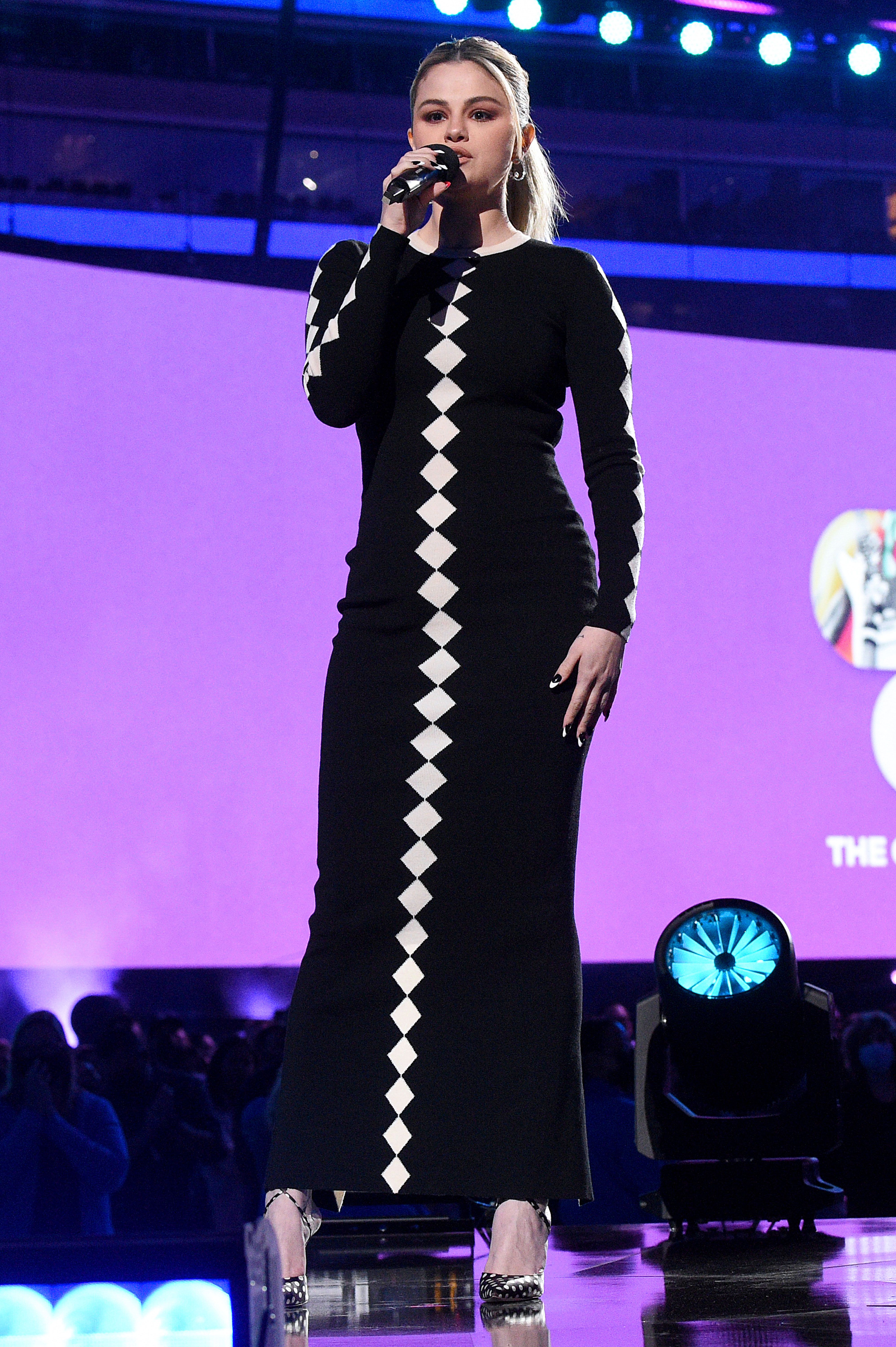 Selena Gómez posó con Jennifer López y lució dos grandes trajes en el concierto de Vax Live