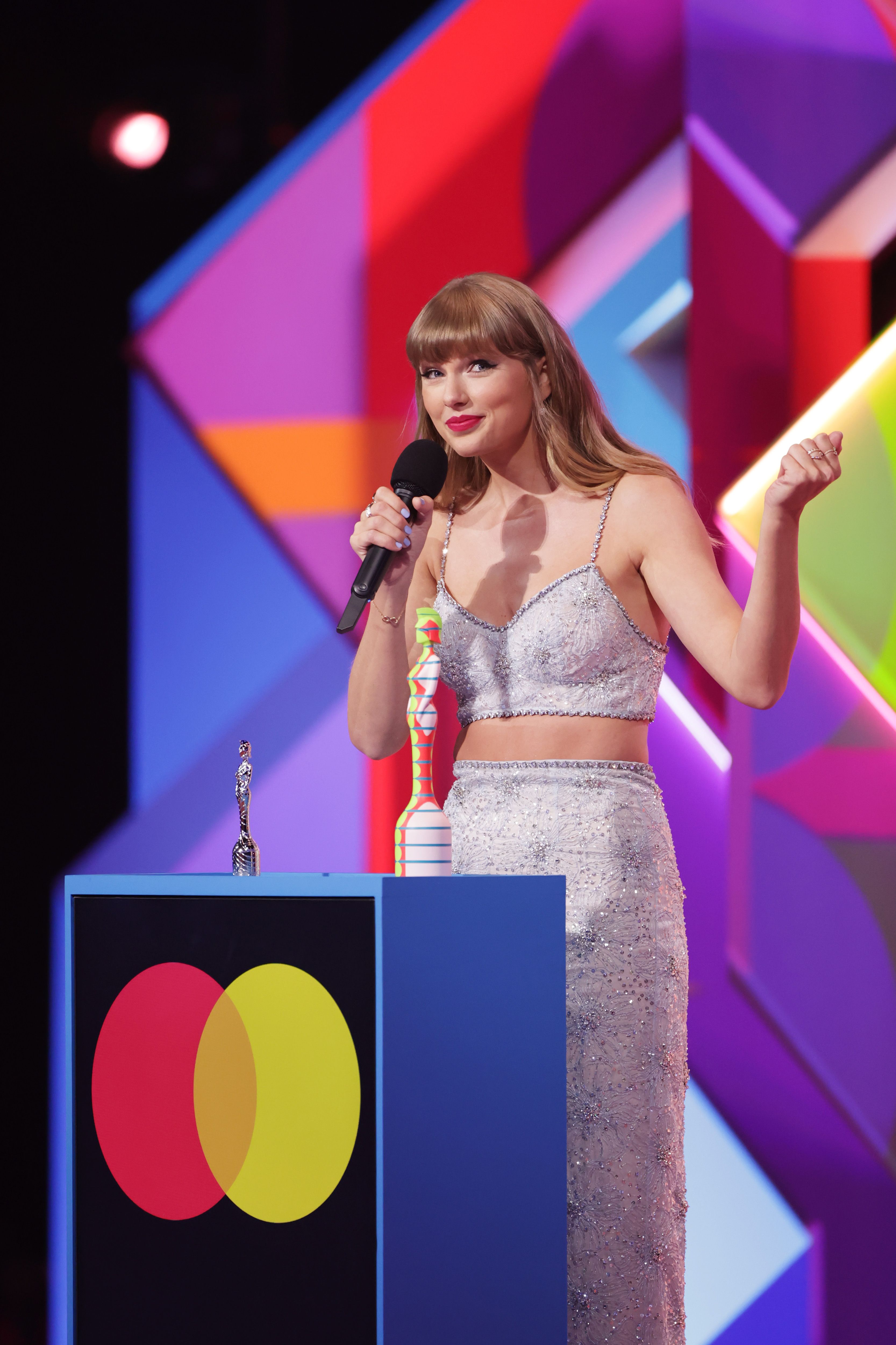 Taylor Swift sorprende con un crop top de lentejuelas en los BRIT Awards 2021