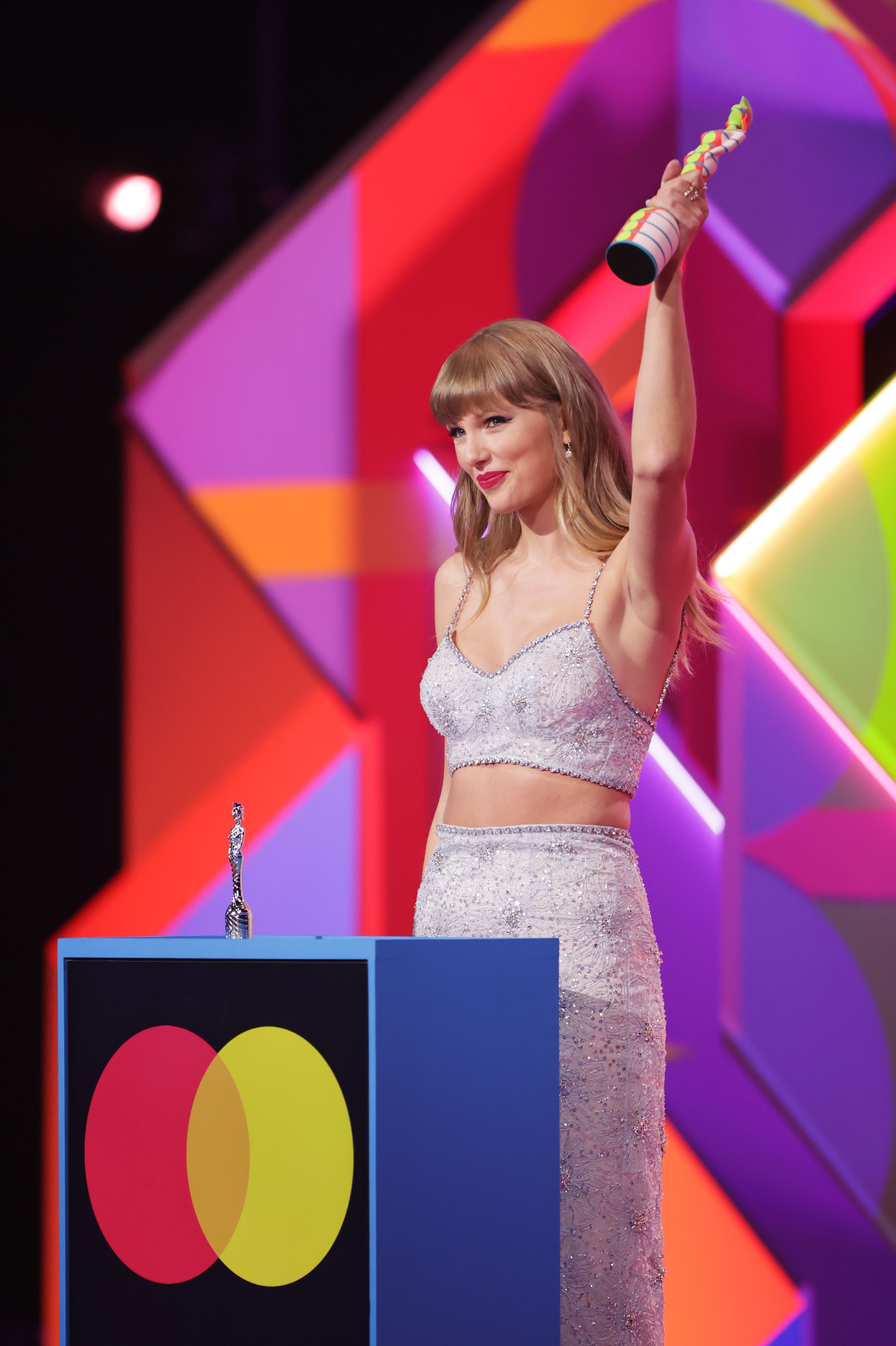 Taylor Swift sorprende con un crop top de lentejuelas en los BRIT Awards 2021