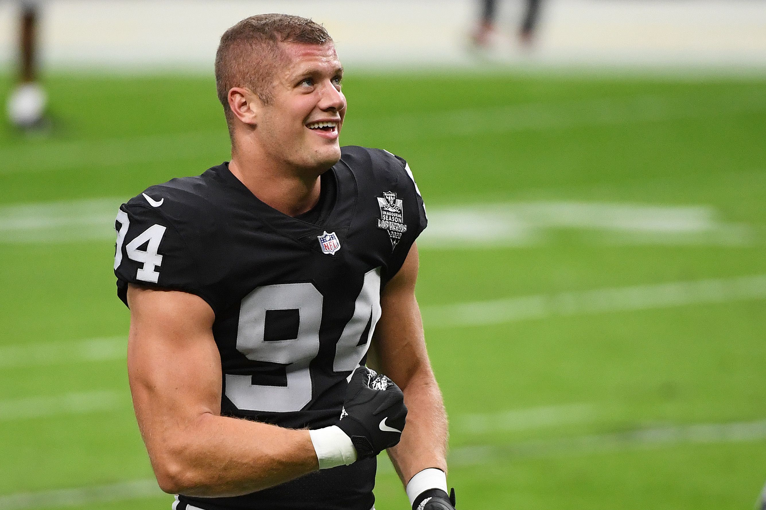 El liniero de los Raiders Carl Nassib es el primer jugador en activo de la historia de la NFL que sale del armario como gay