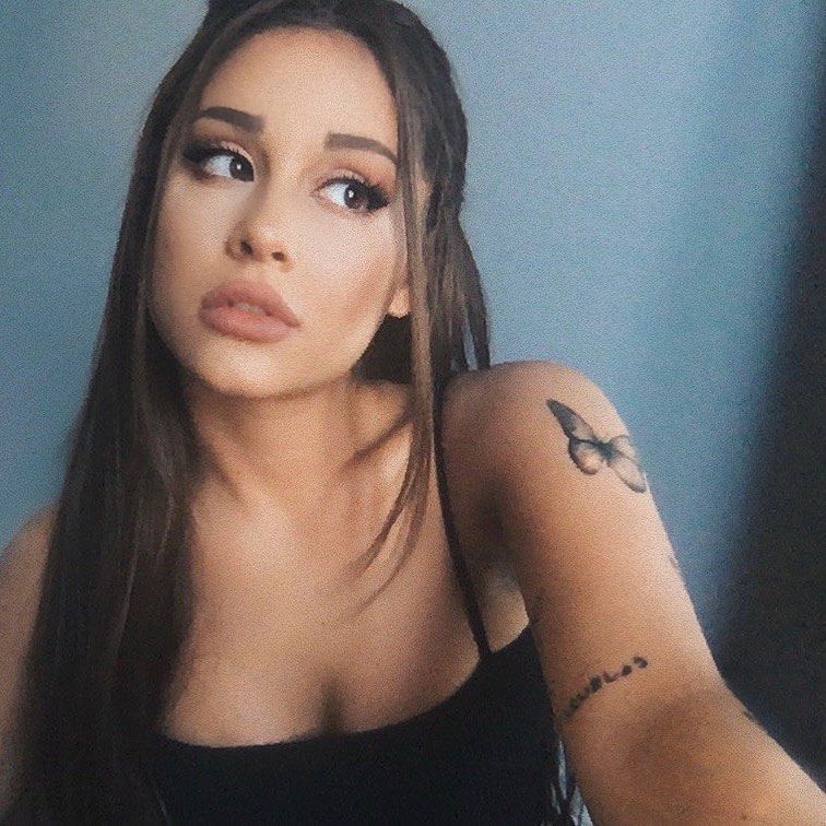 Espera, ¿Ariana Grande se ha quitado todos sus tatuajes del brazo?