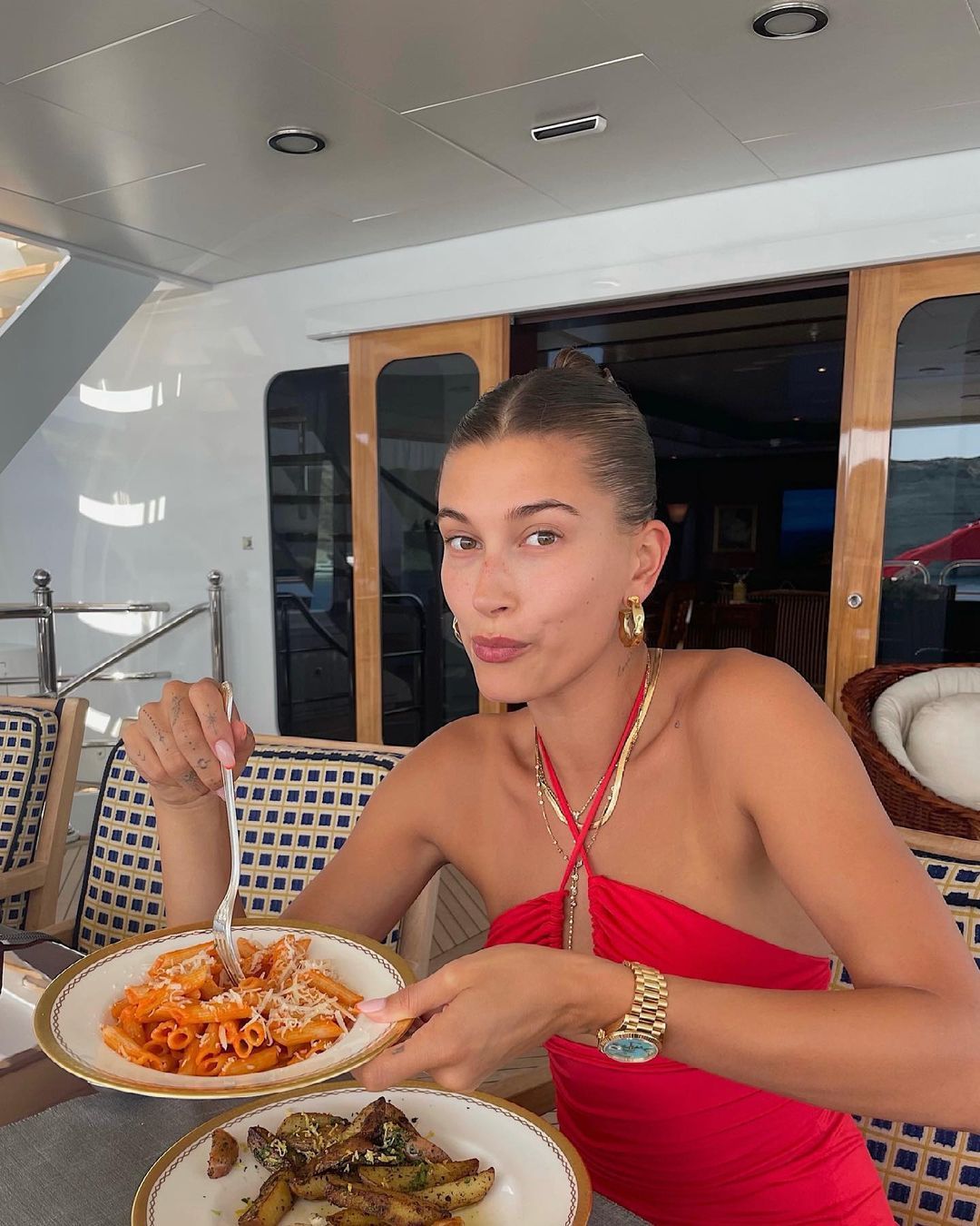 Hailey Bieber acaba de llevar el vestido perfecto para el verano y cuesta 40 dólares de verdad: aquí tienes dónde conseguirlo