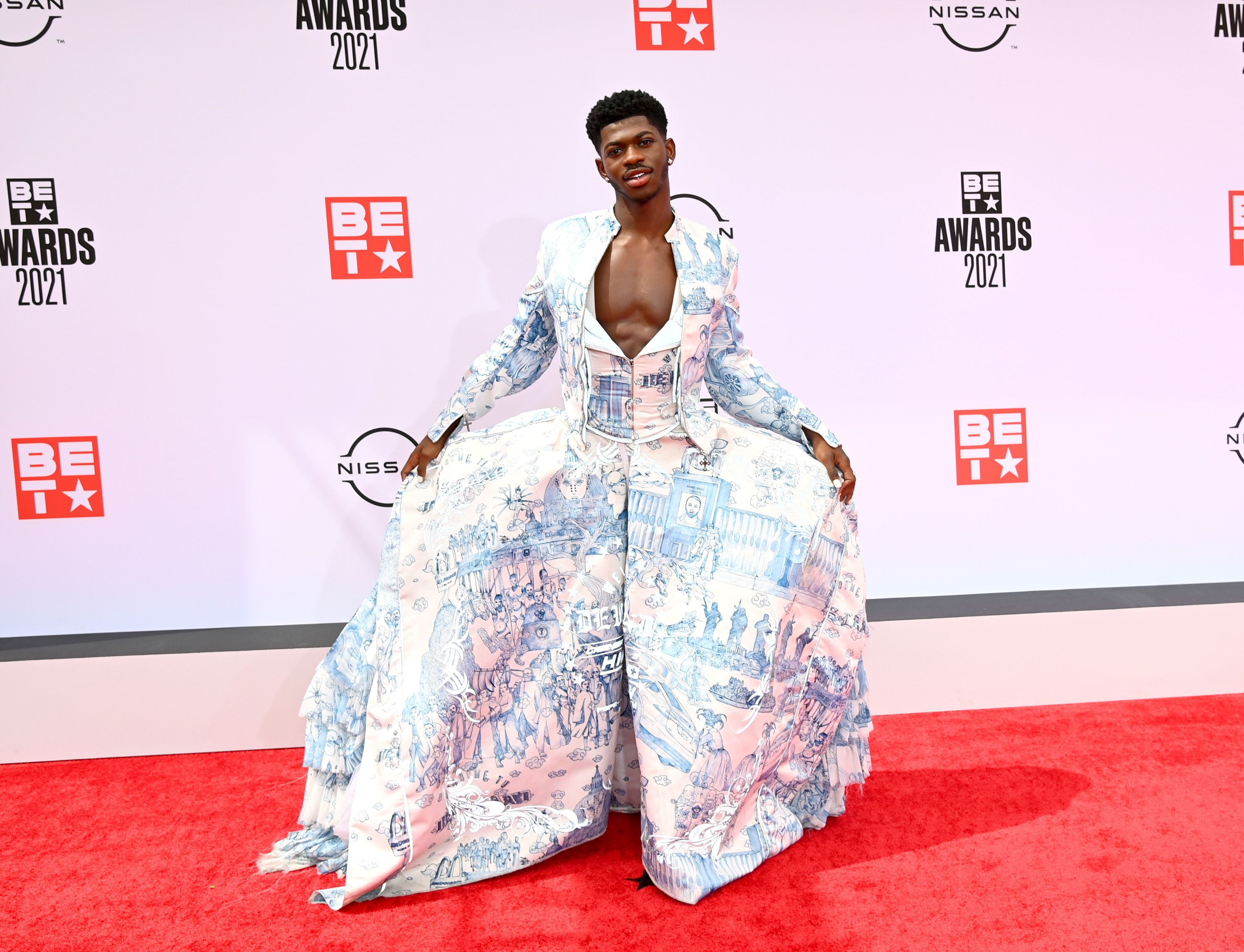 Lil Nas X se besó con una de sus bailarinas en el escenario mientras actuaba en los premios BET 2021