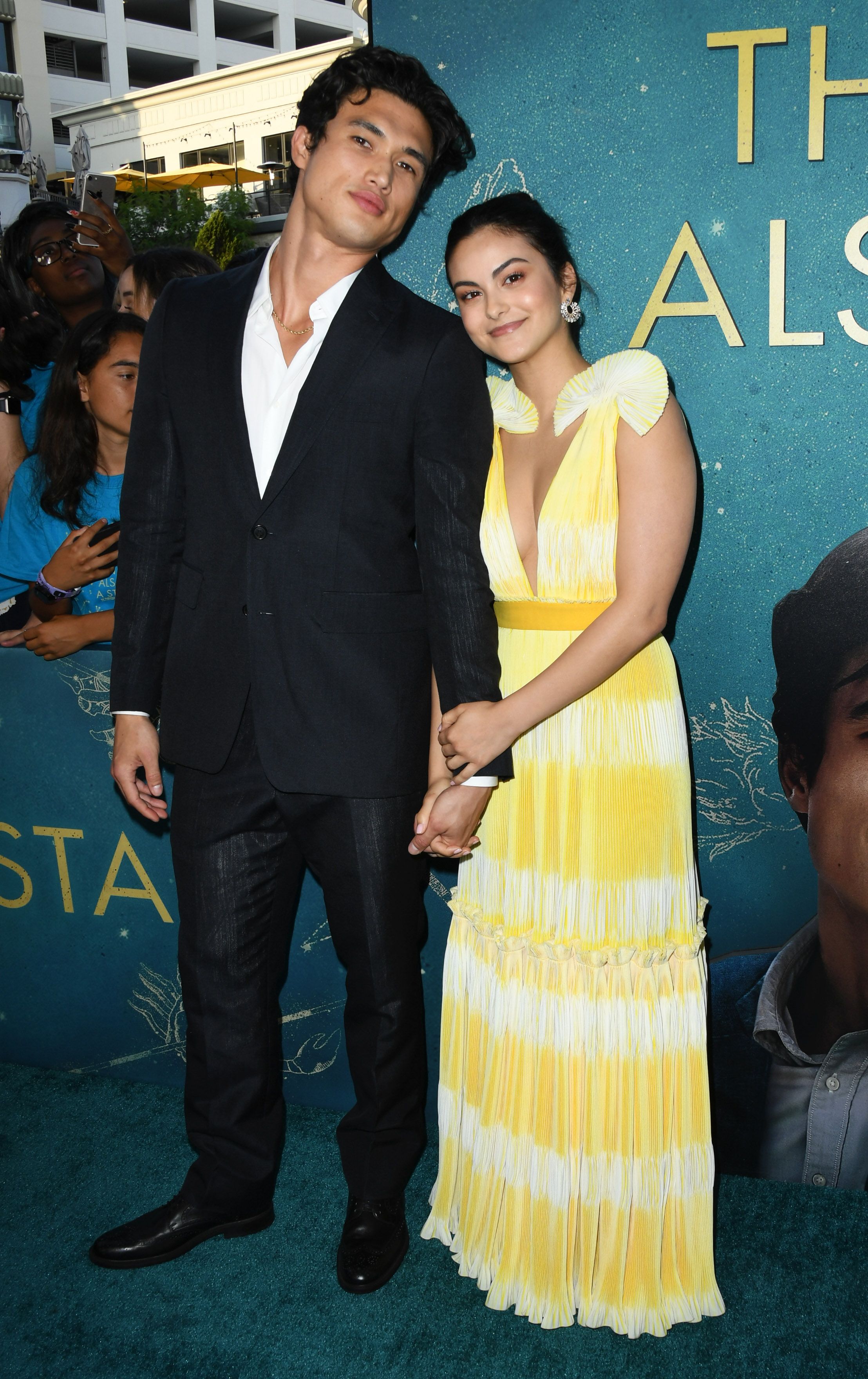 Te recordamos la cronología de la relación de Camila Mendes y Charles Melton ahora que vuelven a estar juntos