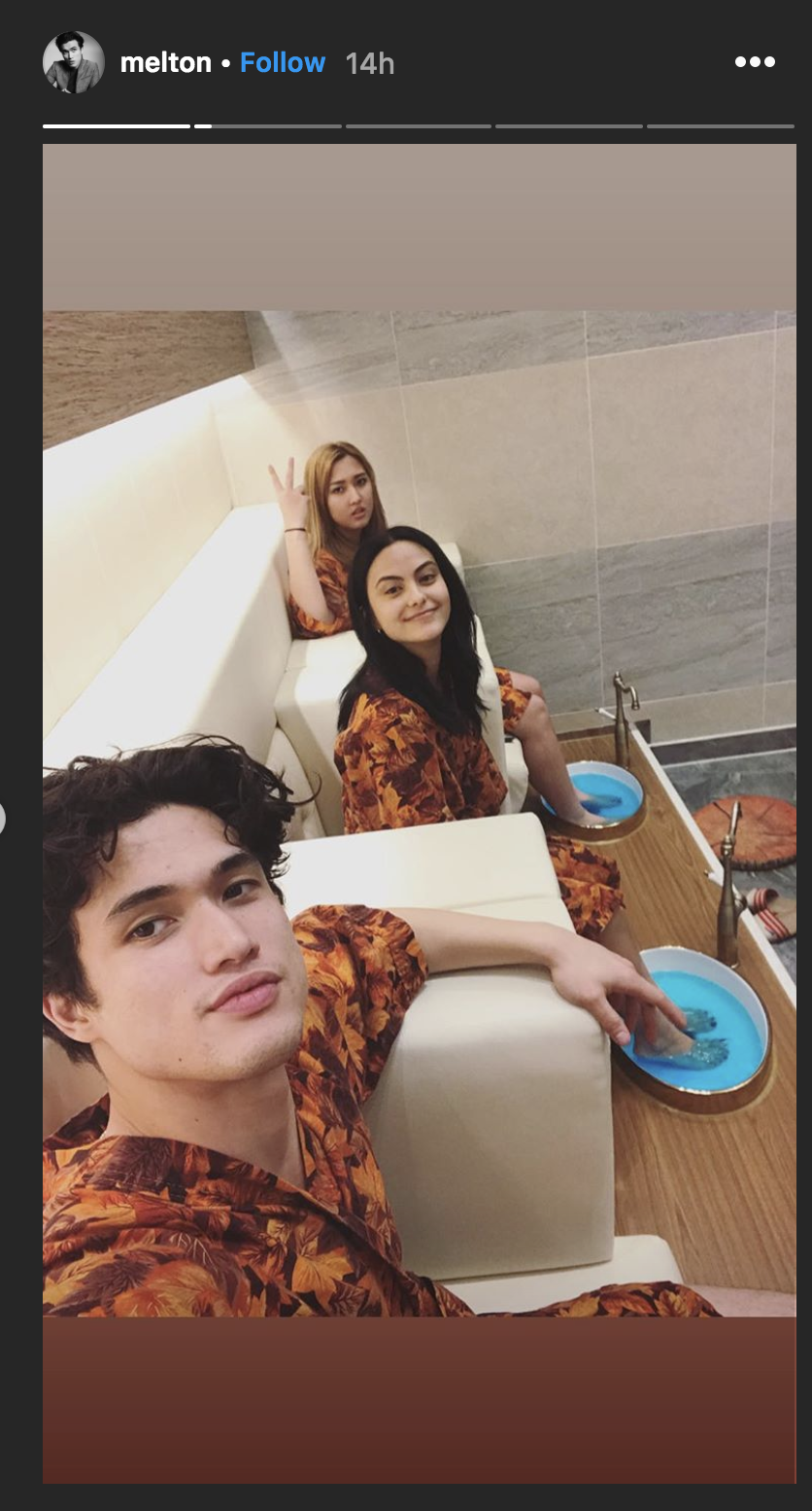 Te recordamos la cronología de la relación de Camila Mendes y Charles Melton ahora que vuelven a estar juntos