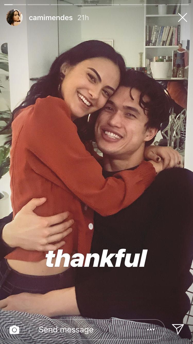 Te recordamos la cronología de la relación de Camila Mendes y Charles Melton ahora que vuelven a estar juntos