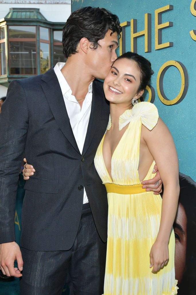 Te recordamos la cronología de la relación de Camila Mendes y Charles Melton ahora que vuelven a estar juntos