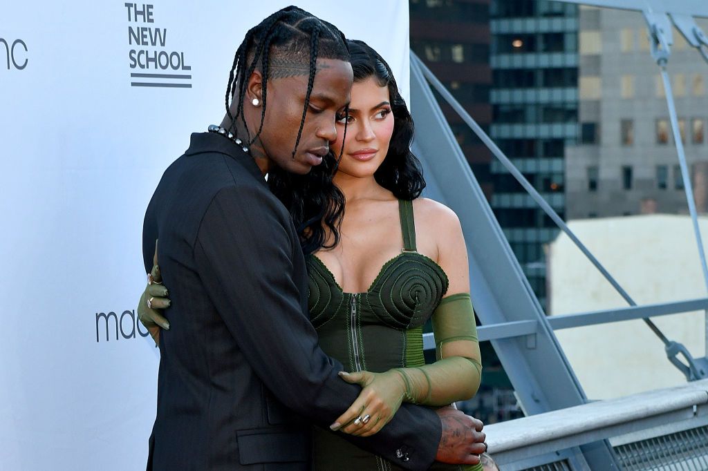 Travis Scott dice que ama a la "esposa" Kylie Jenner en medio de los continuos rumores de reconciliación