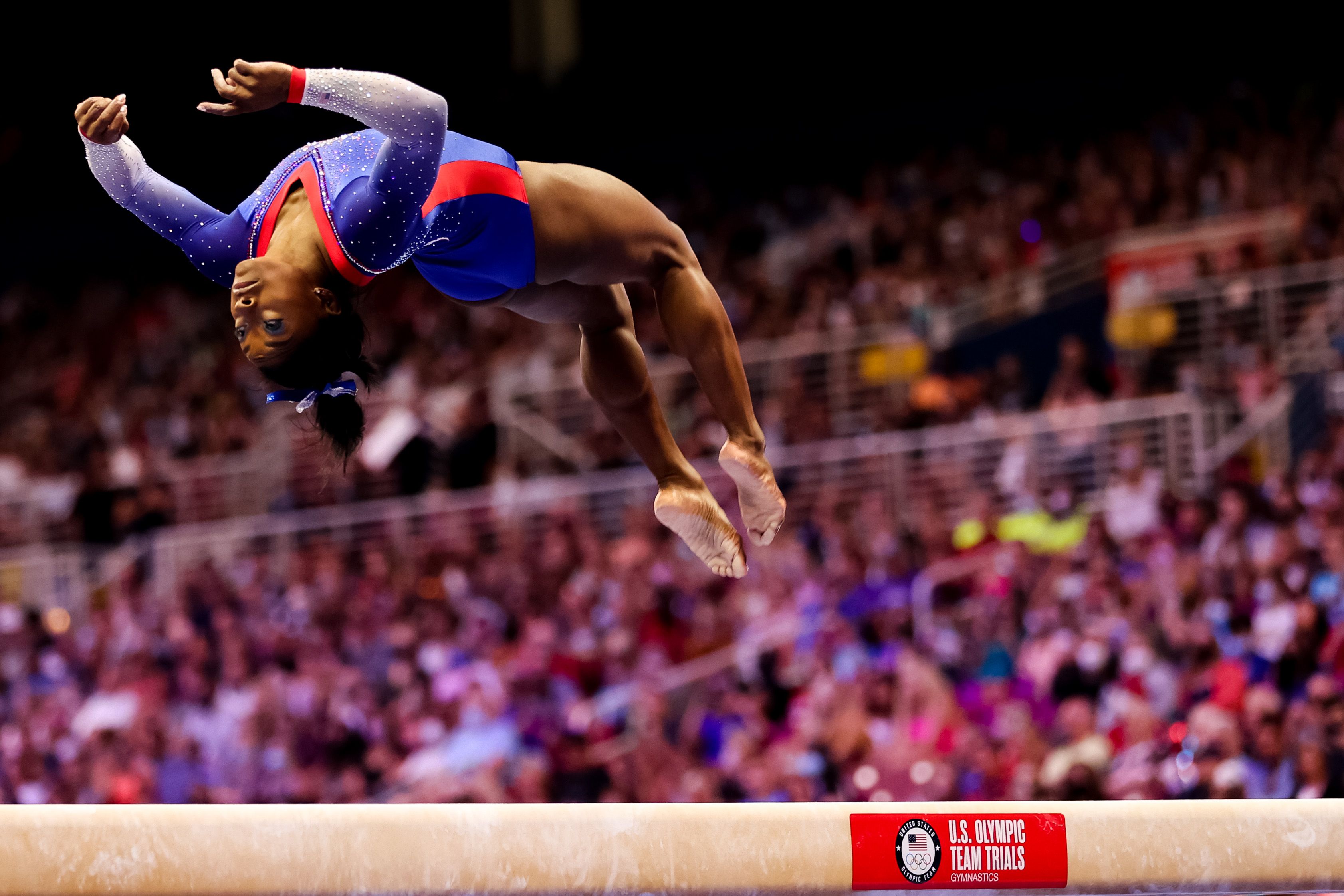 Vea a Simone Biles sorprendiendo al público con su rutina de suelo en las pruebas olímpicas