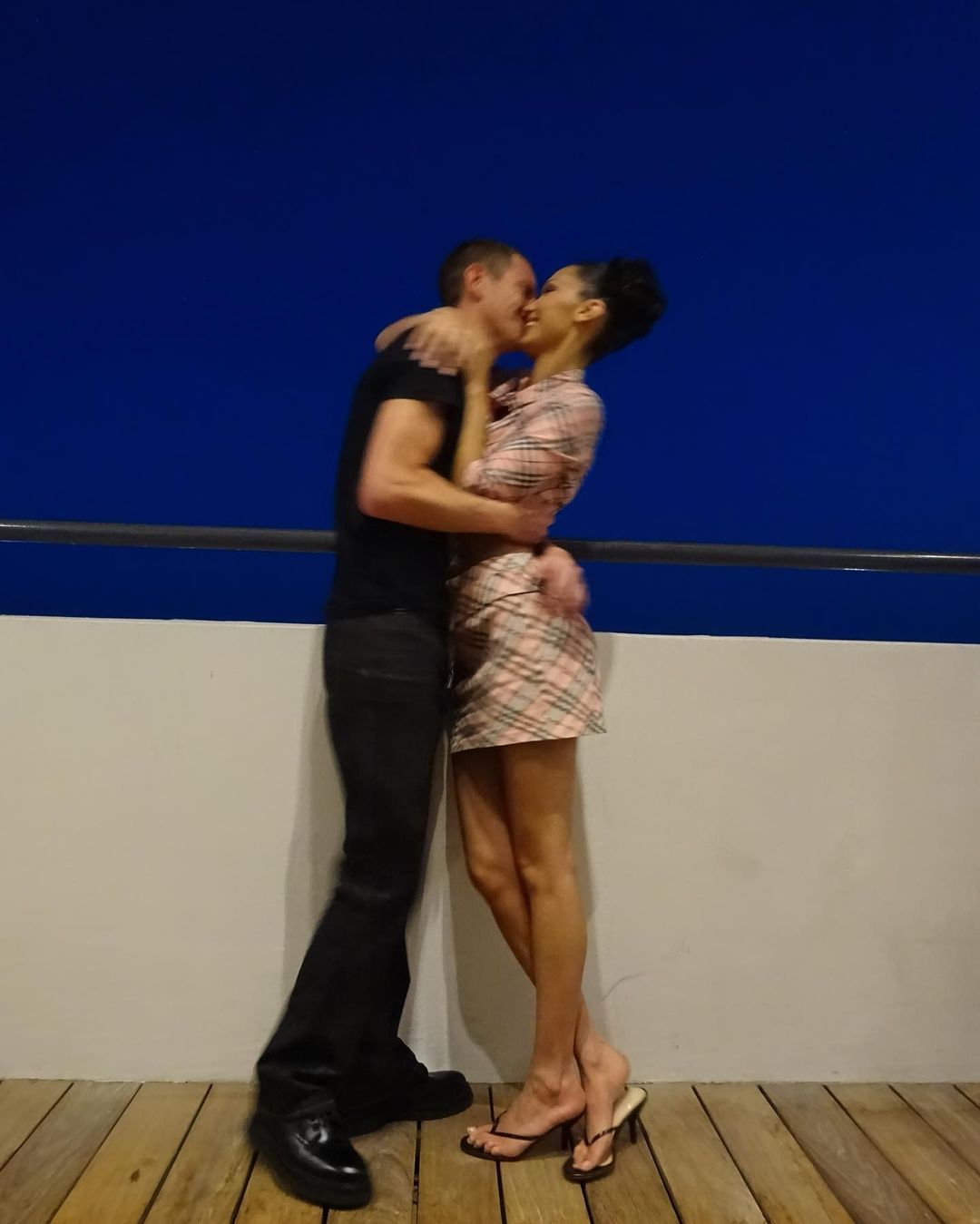 Bella Hadid y su novio Marc Kalman fueron vistos besándose en un barco en Francia durante el fin de semana