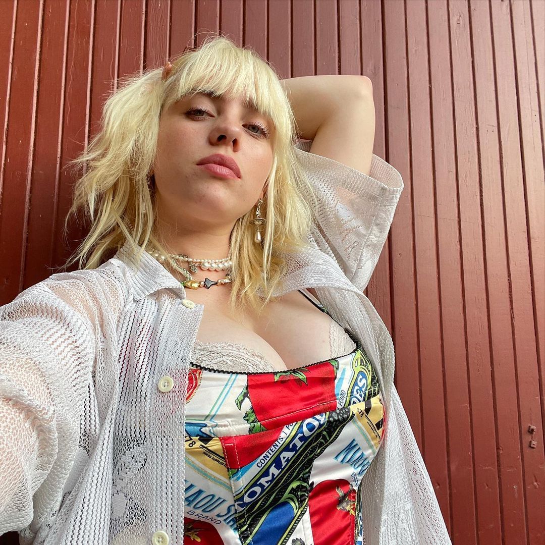 Billie Eilish combina un corsé con un pantalón de deporte en sus nuevas e impresionantes fotos