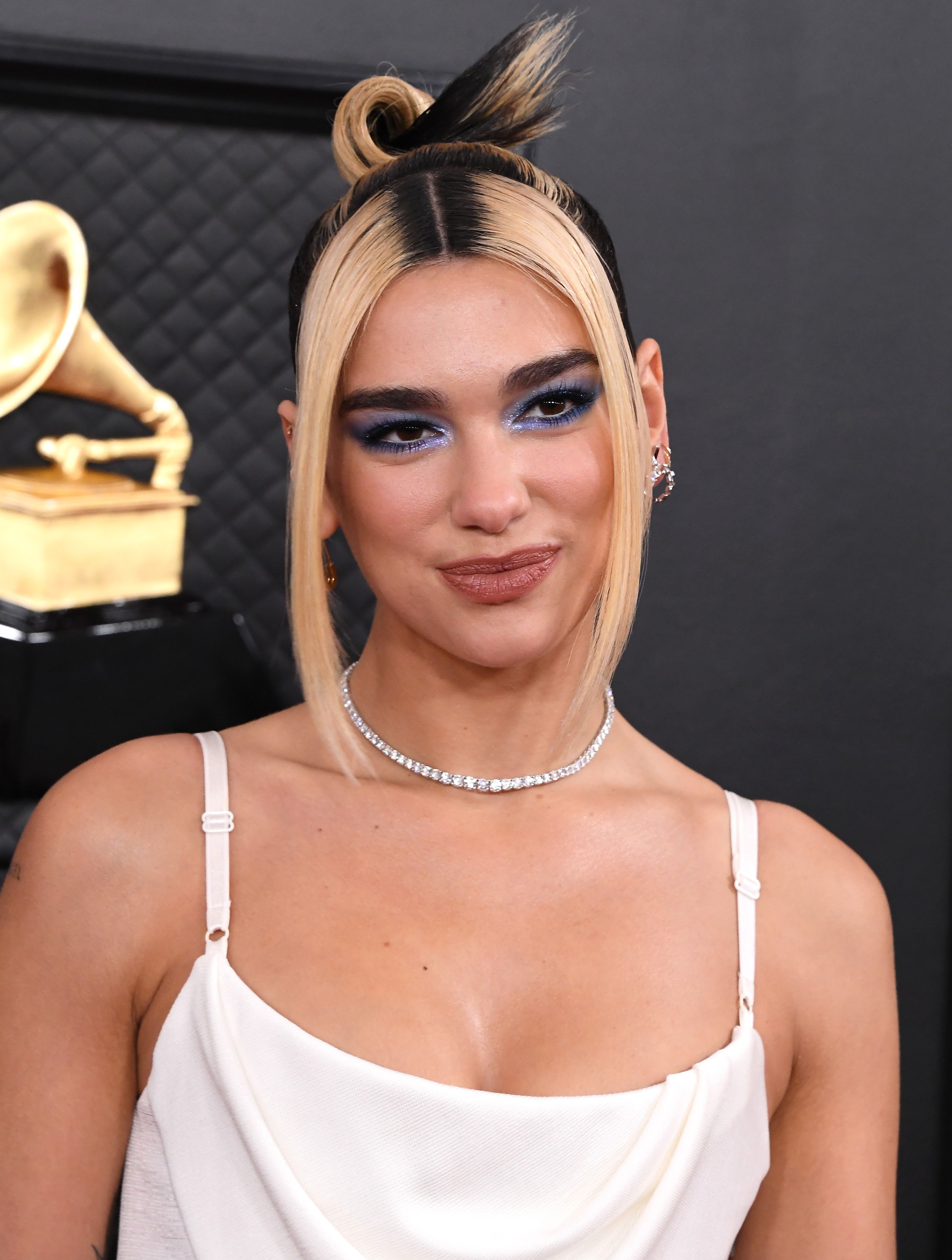 Dua Lipa lleva este collar arco iris con todos sus bikinis - Aquí es donde puedes comprarlo