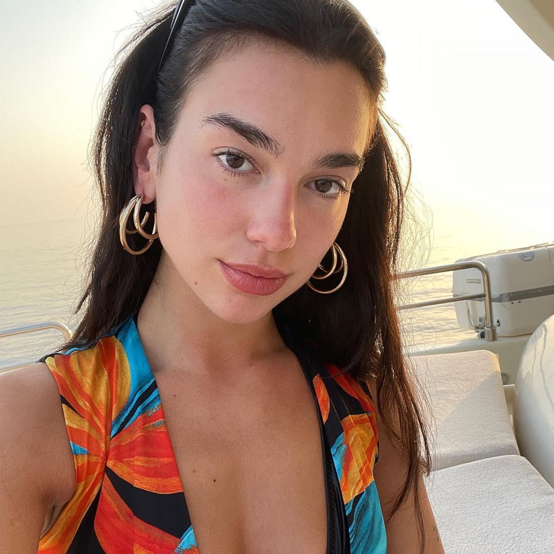 El traje de baño de Dua Lipa incluye un crop top con un perrito caliente (Sí, absolutamente Stan)