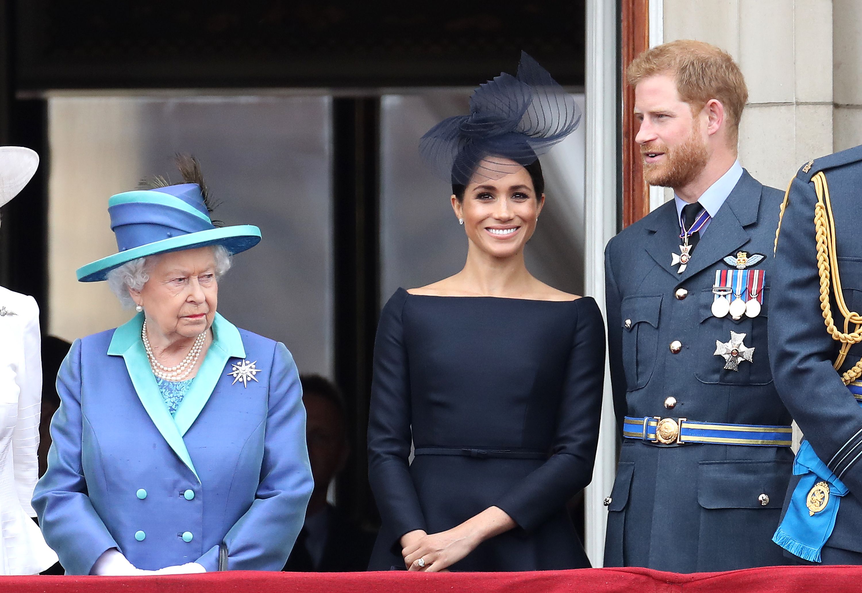 La reina antepuso la "monarquía" al príncipe Harry y Meghan Markle, según un experto real