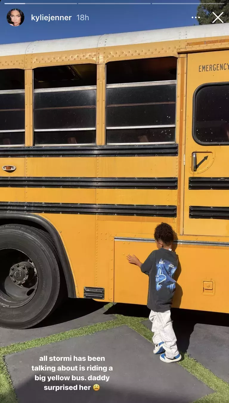 Travis Scott sorprendió a Stormi con su propio y enorme autobús escolar