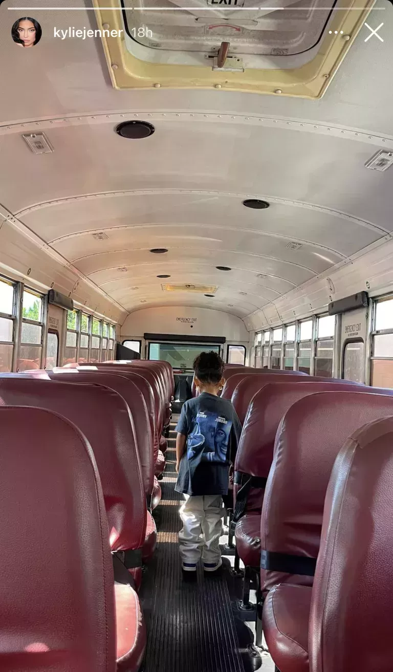 Travis Scott sorprendió a Stormi con su propio y enorme autobús escolar
