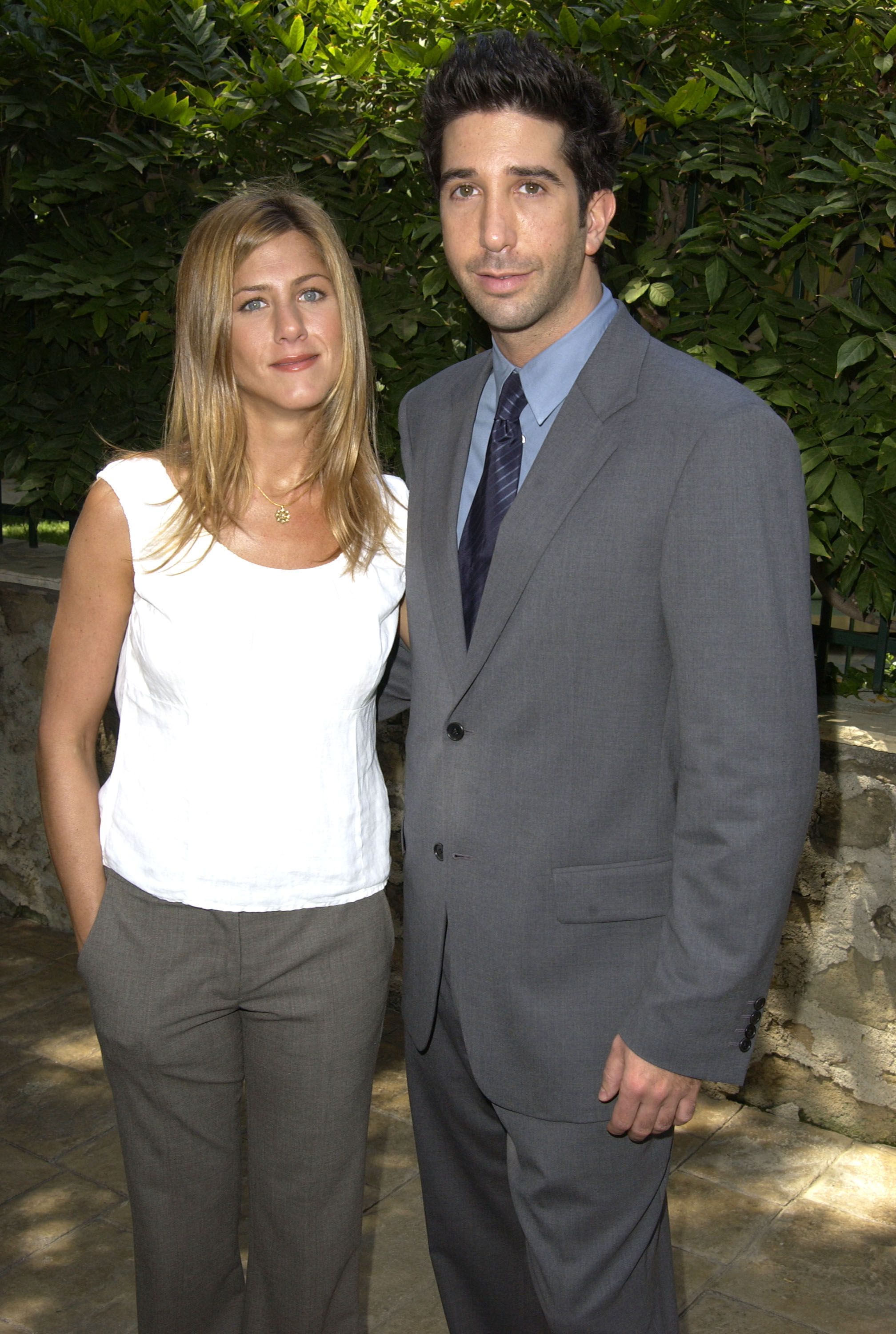 Un nuevo informe afirma que Jennifer Aniston y David Schwimmer están saliendo.