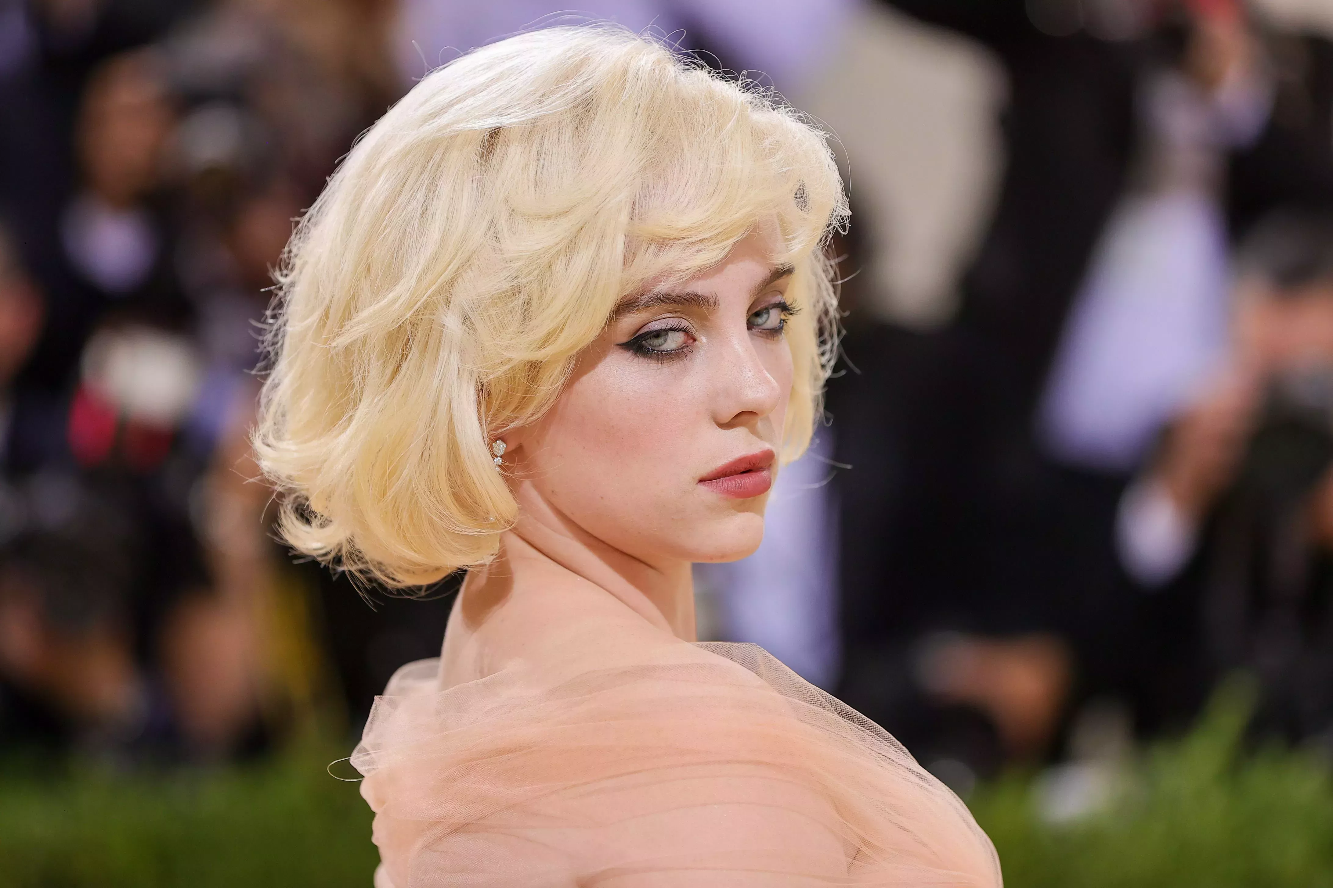 El maquillador de Billie Eilish, Rob Rumsey, desmenuza su impresionante look de la Gala del Met