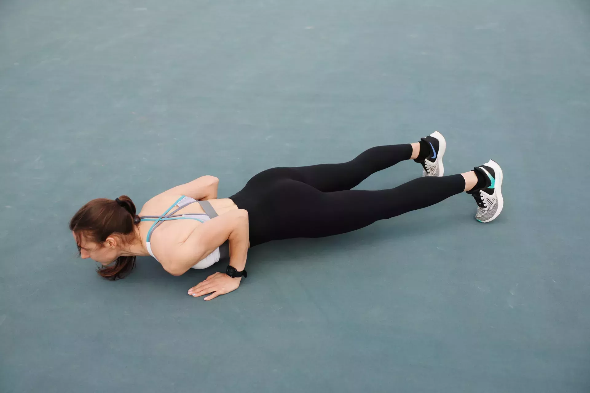 Entrenamiento fácil de la parte superior del cuerpo para adolescentes en casa (sin equipo)