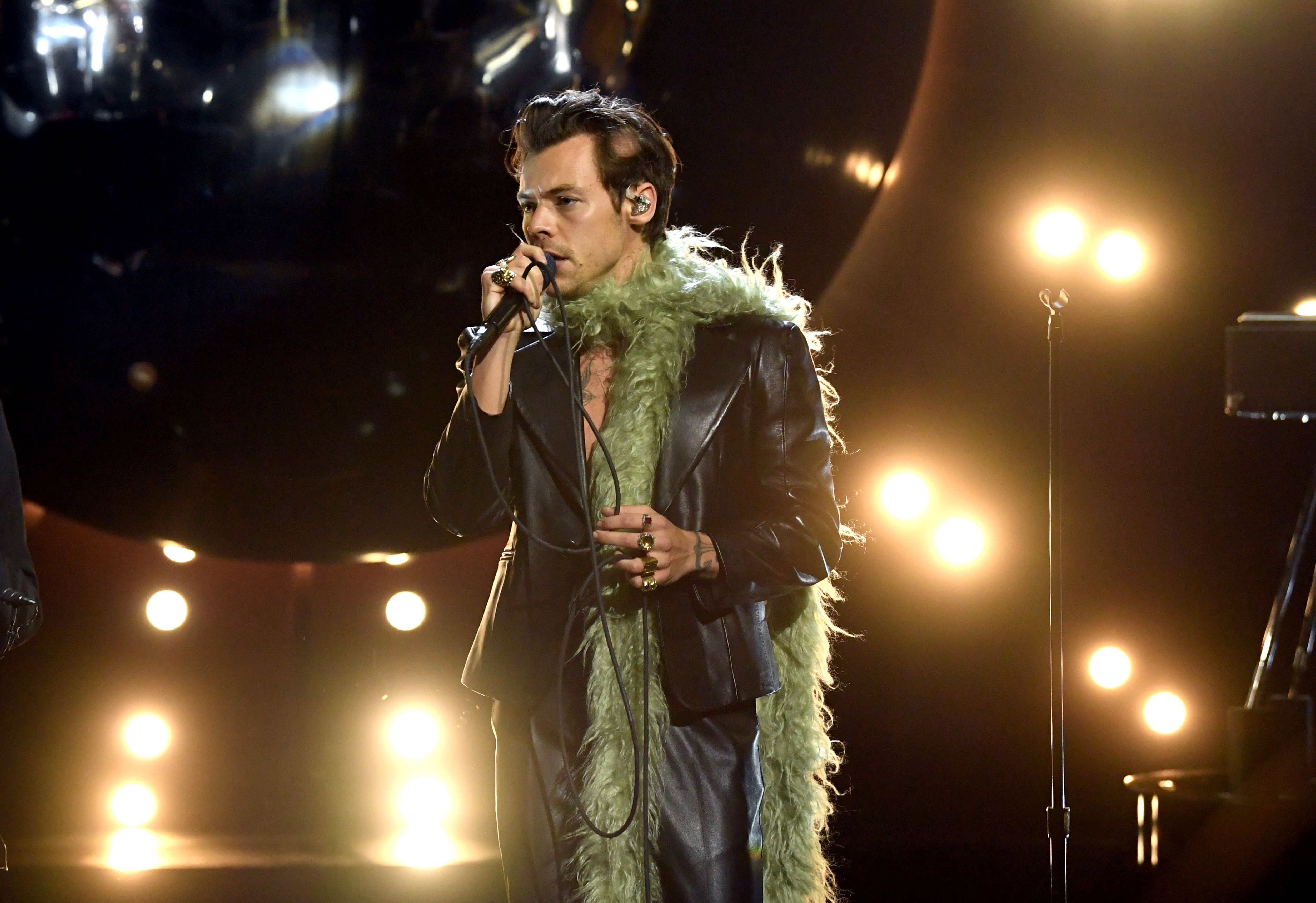 Harry Styles detiene su concierto para dar los mejores consejos de pareja