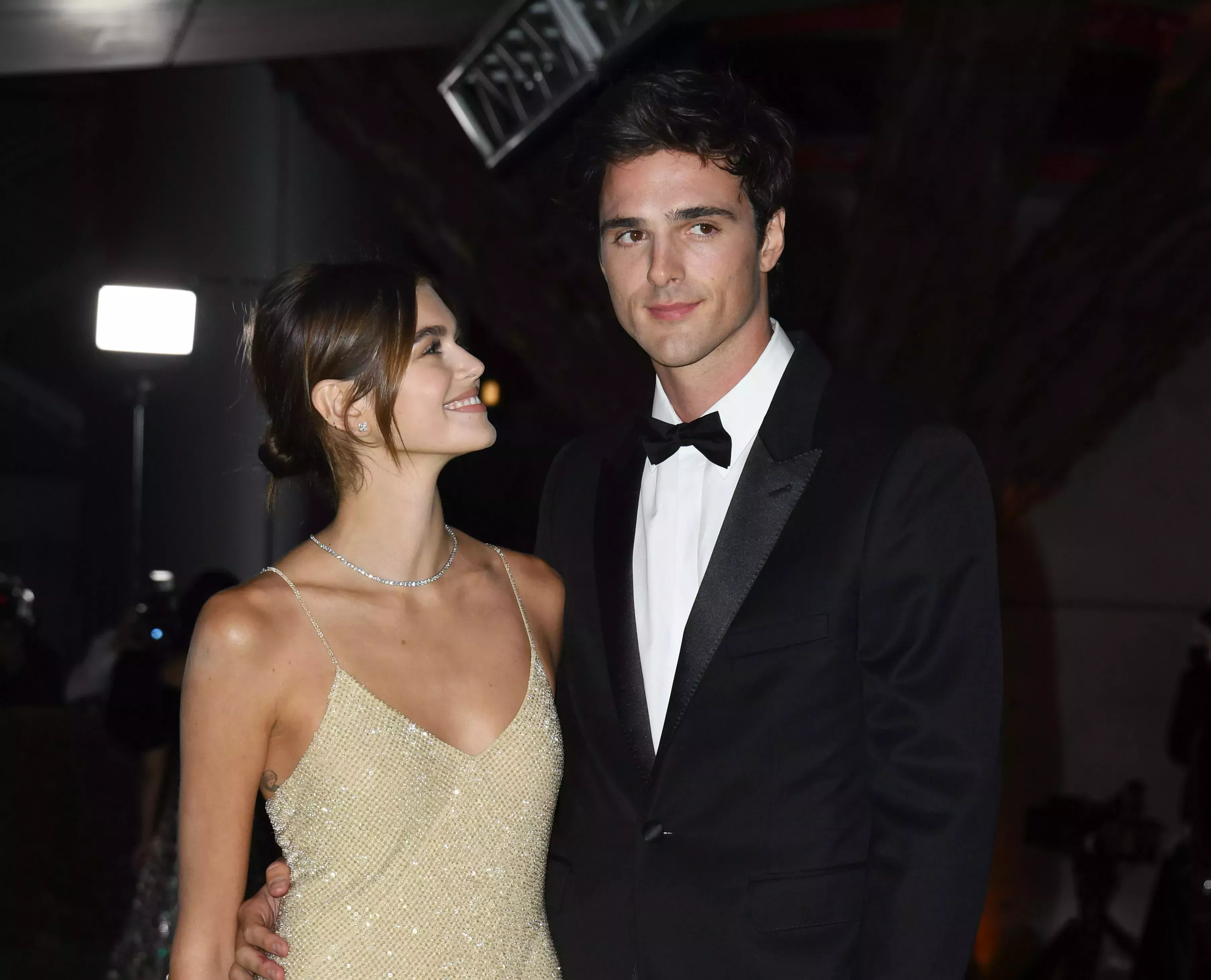 Jacob Elordi y Kaia Gerber son oficiales en la alfombra roja