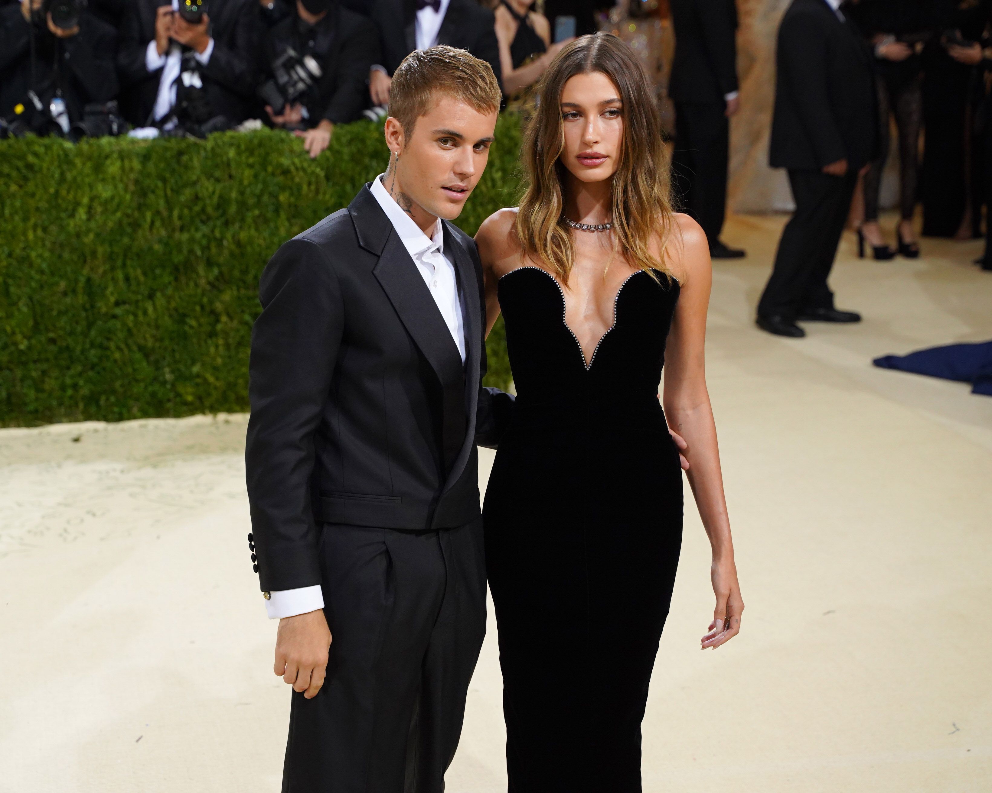 Justin y Hailey Bieber fueron bombardeados por la gente al grito de "Selena" en la Gala del Met