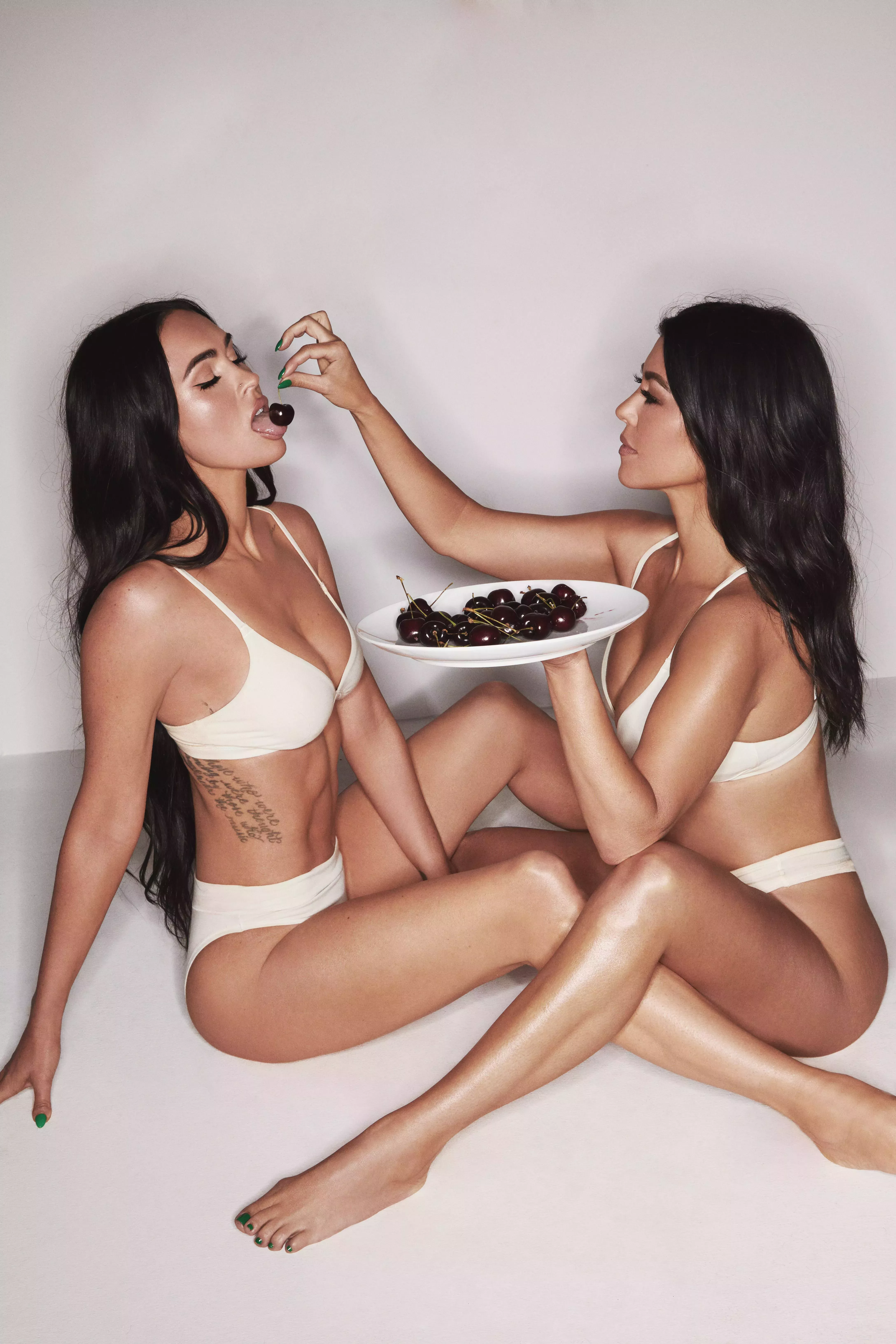 Kourtney Kardashian y Megan Fox lucen tan bien en la nueva campaña de Skims, Wow