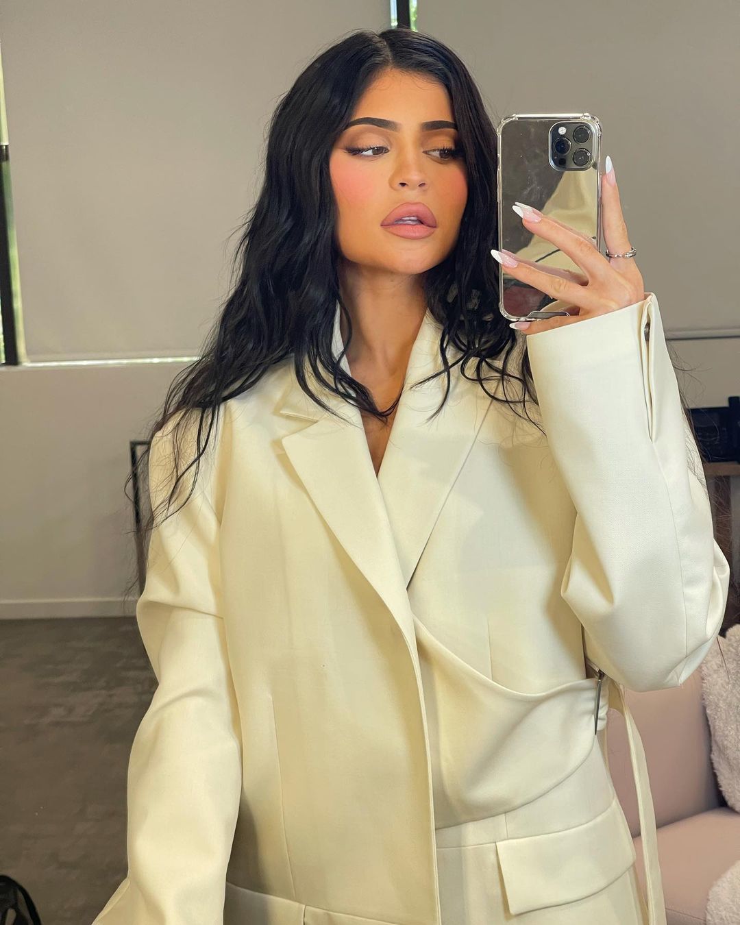 Kylie Jenner presume de su barriga con un vestido de cuero ajustado