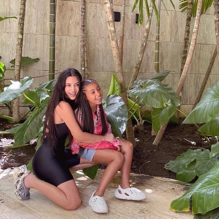 North West ridiculiza a Kim Kardashian por usar una voz falsa en Instagram