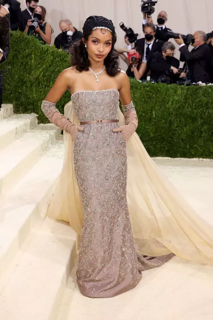 Yara Shahidi llega a la Gala del Met 2021 con un vestido de cuentas inspirado en Josephine Baker