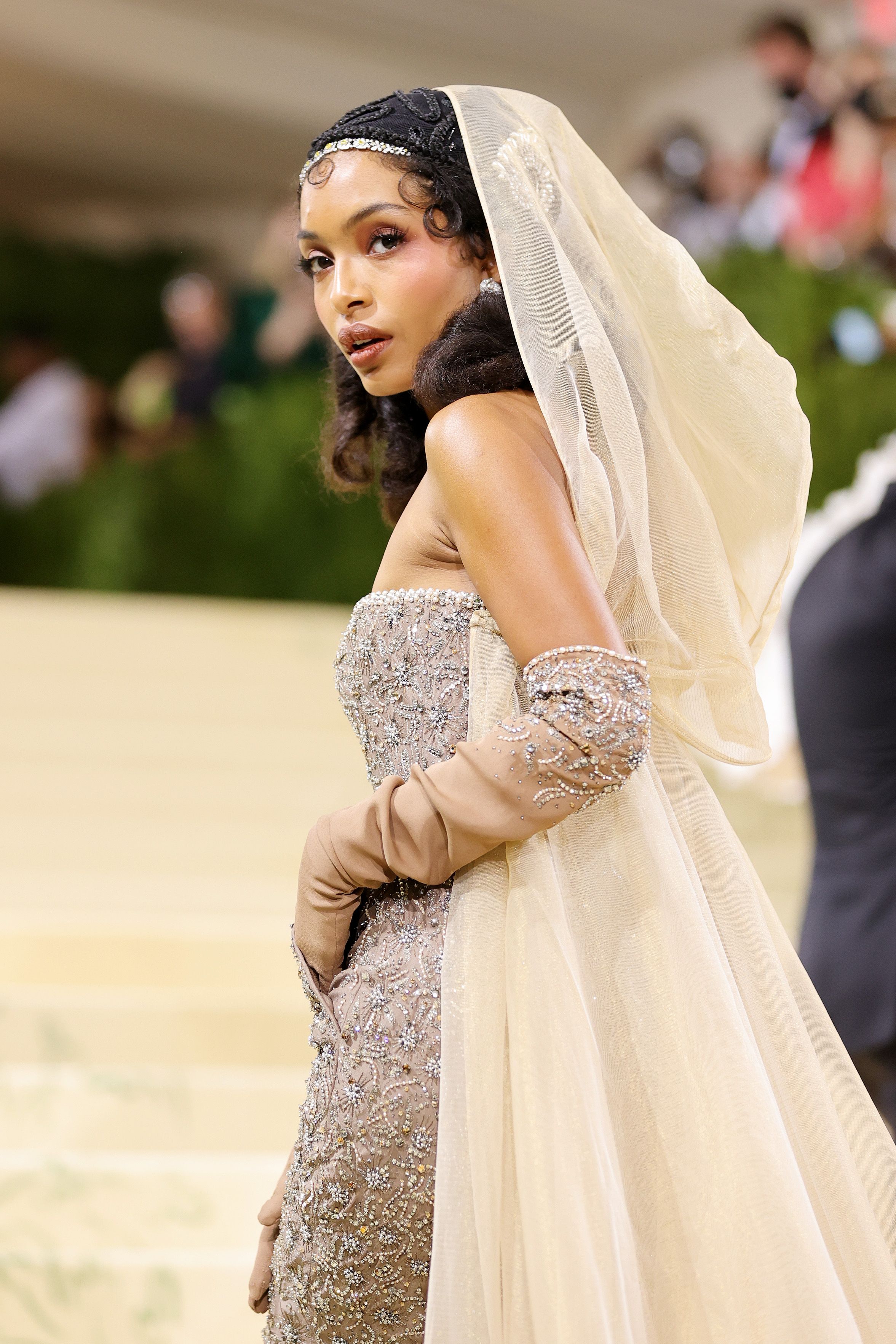 Yara Shahidi llega a la Gala del Met 2021 con un vestido de cuentas inspirado en Josephine Baker