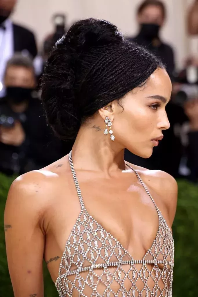 Zoë Kravitz brilló con un vestido de malla enjoyada de Saint Laurent en la Gala del Met 2021